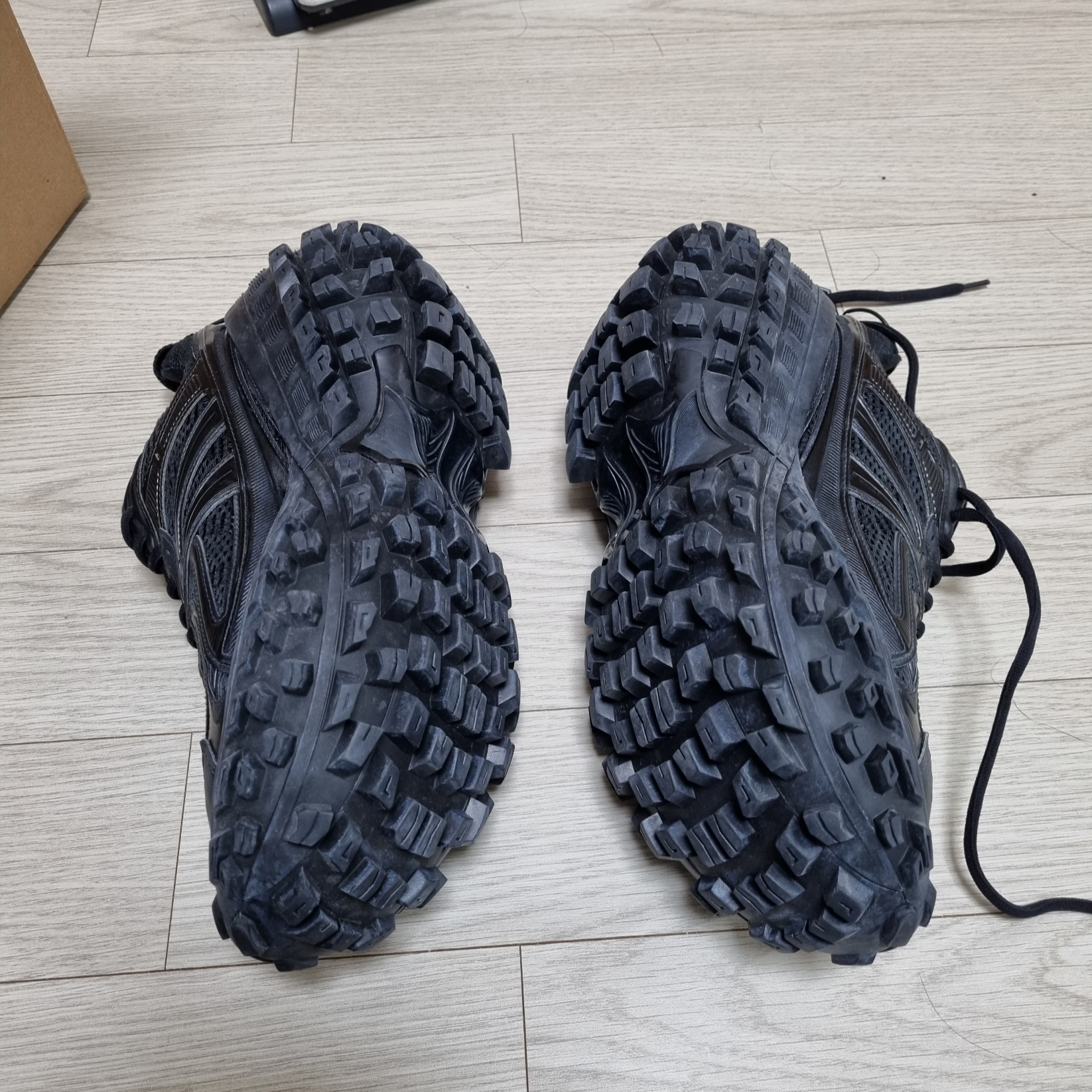 Balenciaga Defender Sneakers Black 착용 스타일 - 2