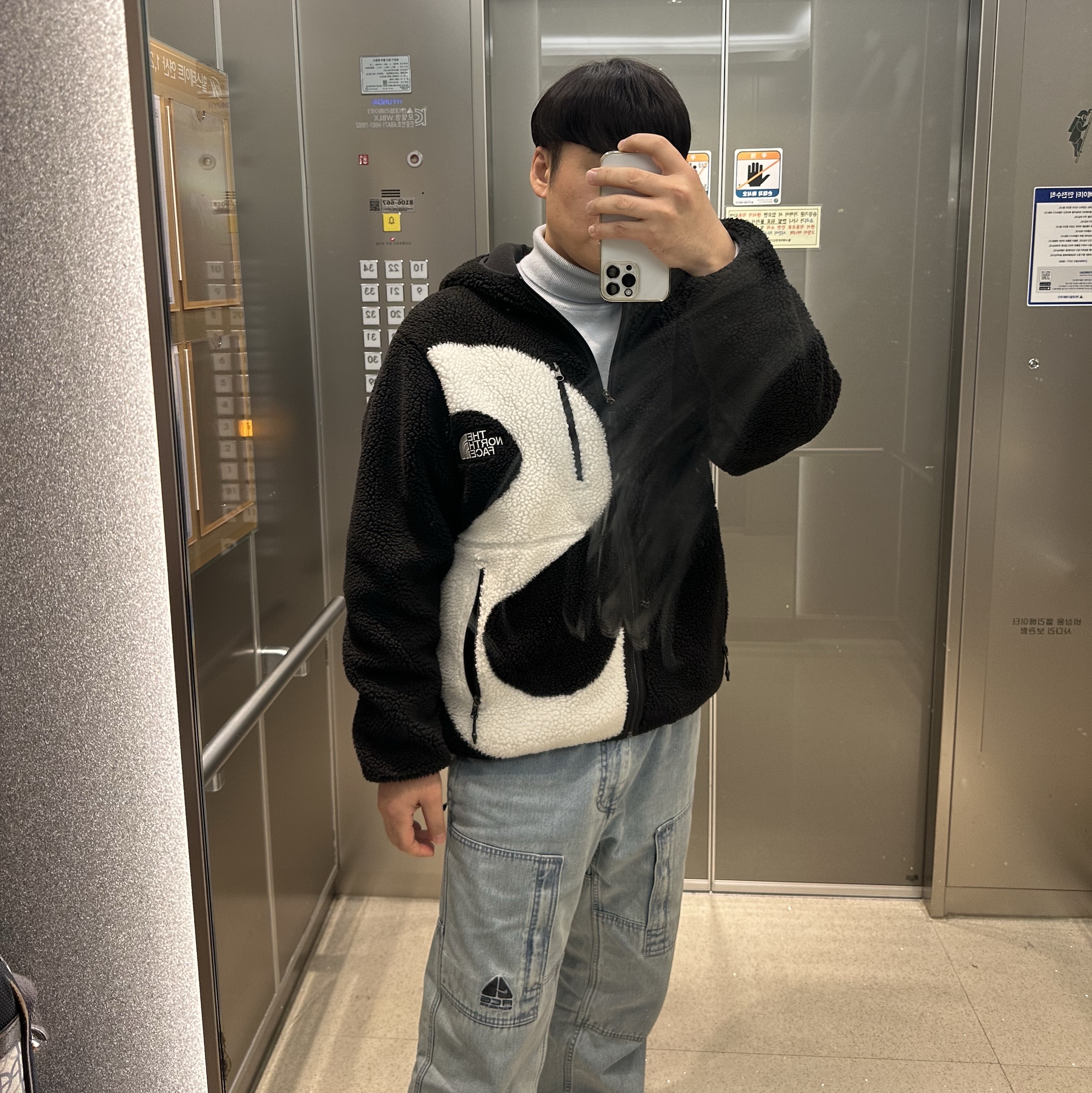 Supreme x The North Face S Logo Hooded Fleece Jacket Black - 20FW, Supreme x Nike ACG Belted Denim Pants Washed Blue - 22FW 착용 스타일 - 1