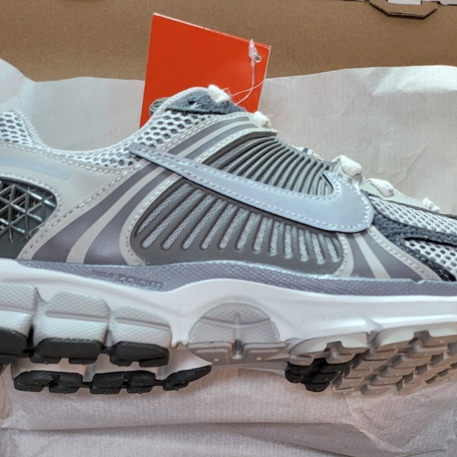 Nike Zoom Vomero 5 PRM Light Iron Ore and Flat Fewter 착용 스타일