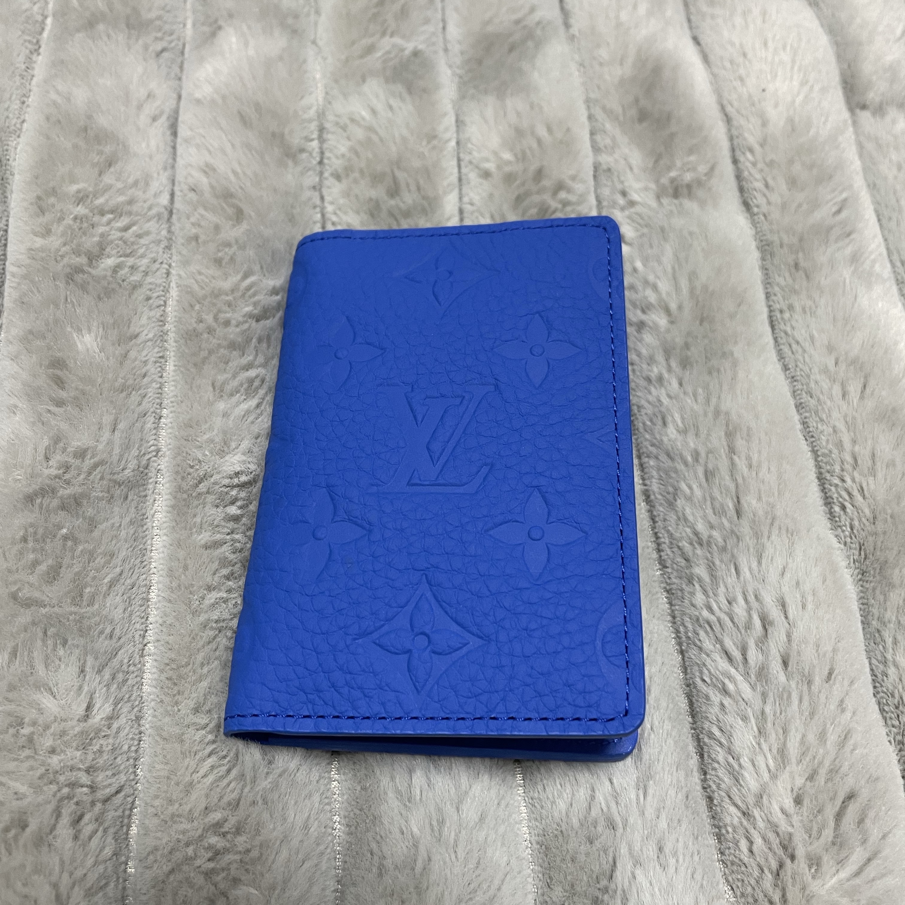 Louis Vuitton Pocket Oragnizer Taurillon Monogram Bleu 착용 스타일 - 3