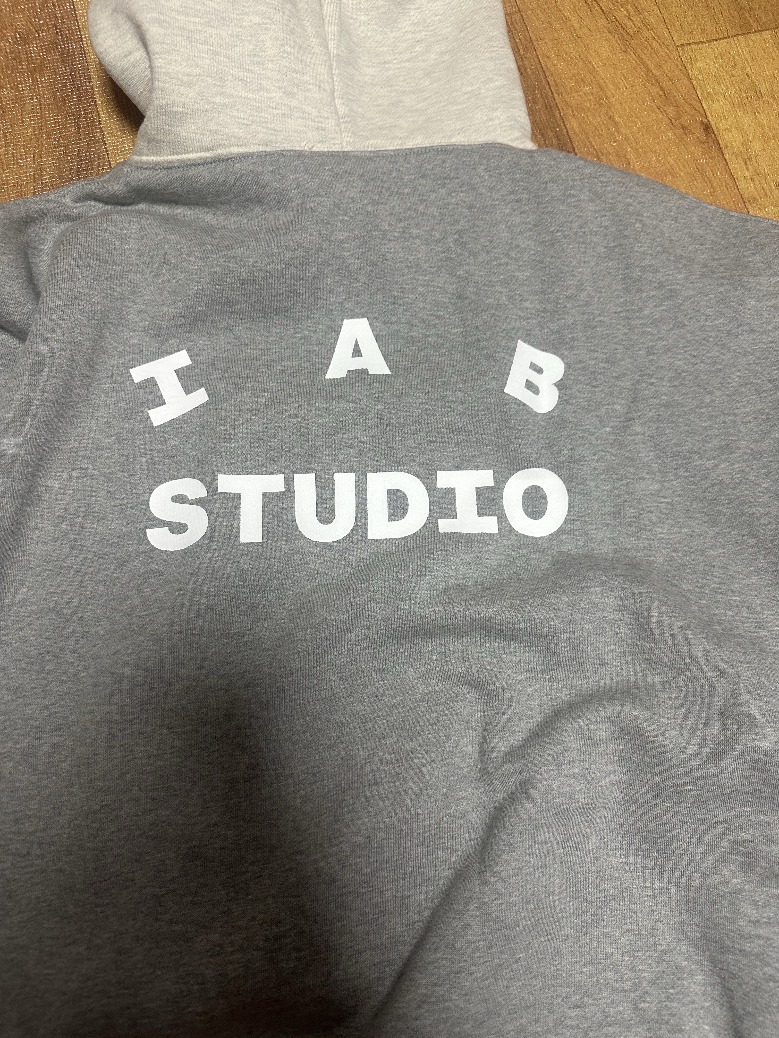 IAB Studio Hoodie Dual Gray 착용 스타일 - 2