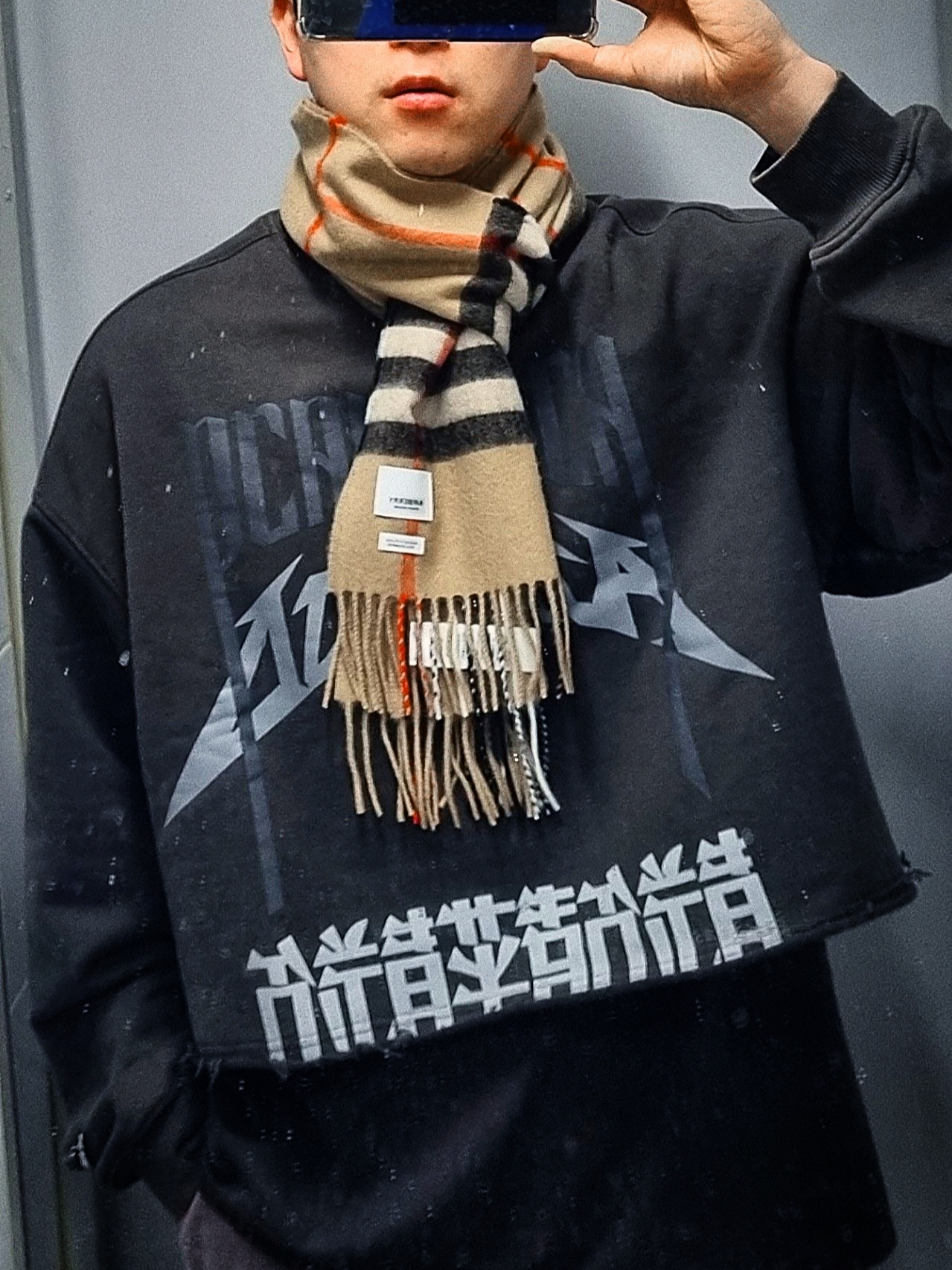 Burberry Classic Check Cashmere Muffler Archive Beige 착용 스타일