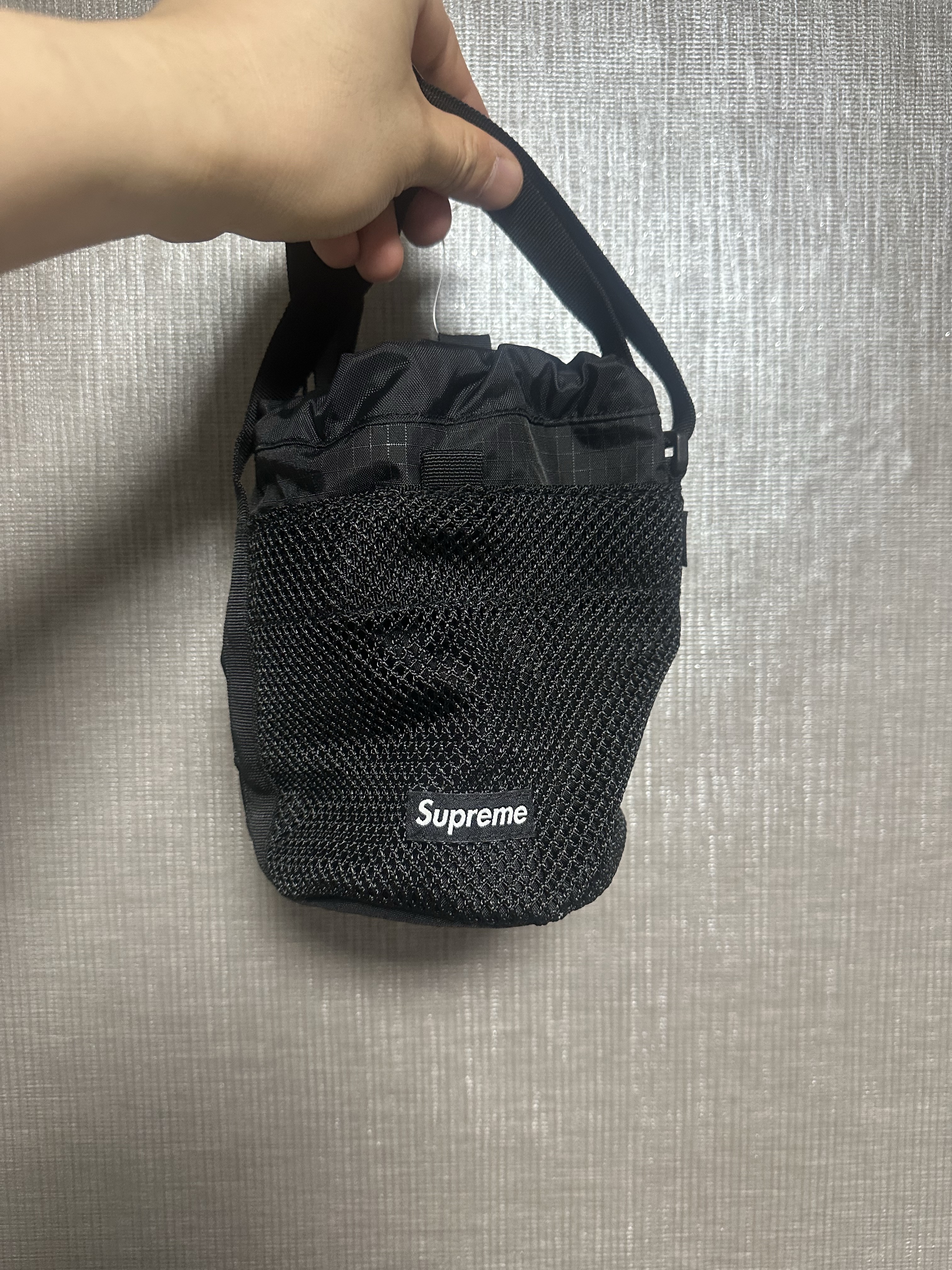 Supreme Small Cinch Pouch Black - 23FW 착용 스타일 - 2