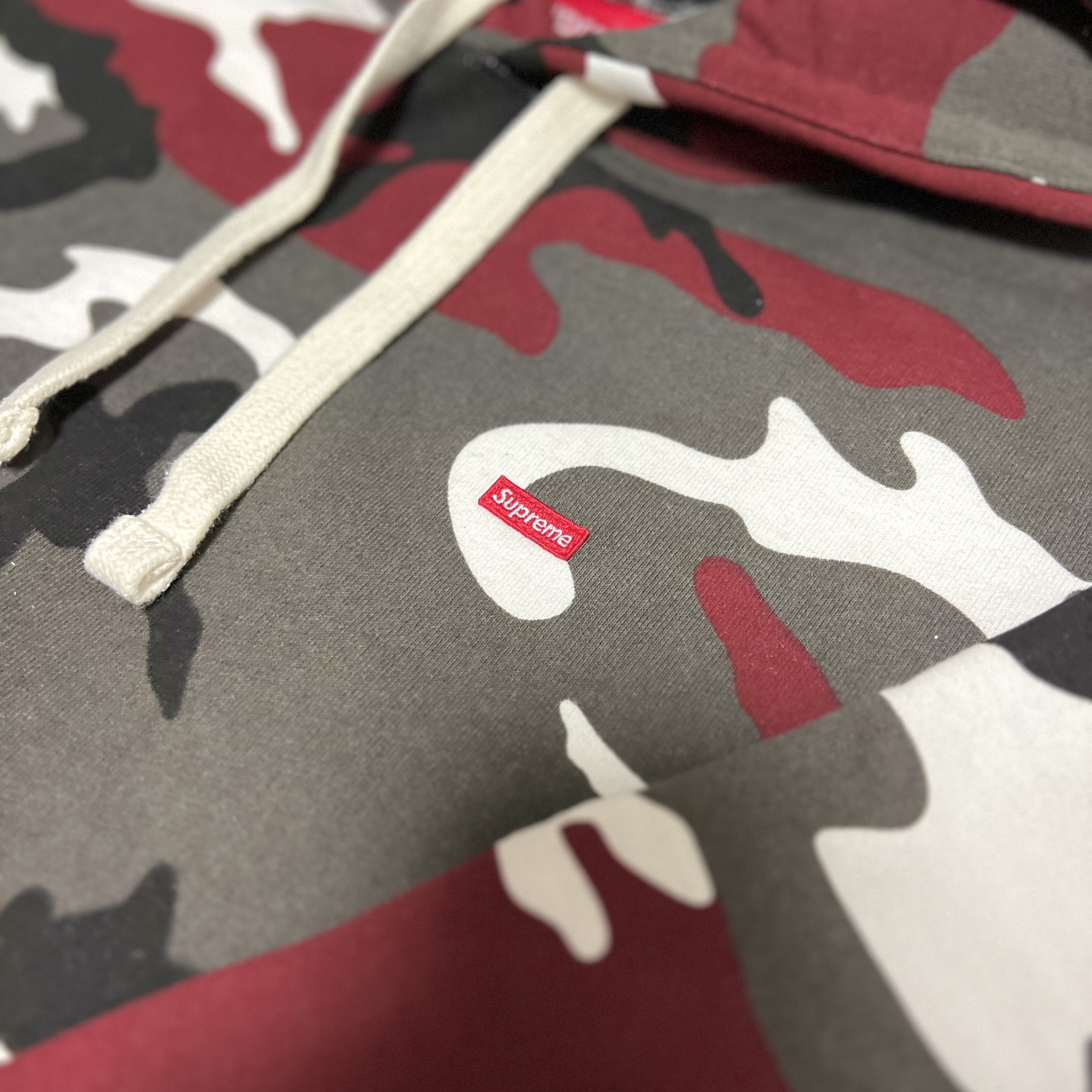 Supreme Swarovski S Logo Hooded Sweatshirt Woodland Camo - 21SS, Supreme Small Box Drawcord Hooded Sweatshirt Red Camo - 23FW 착용 스타일 - 3