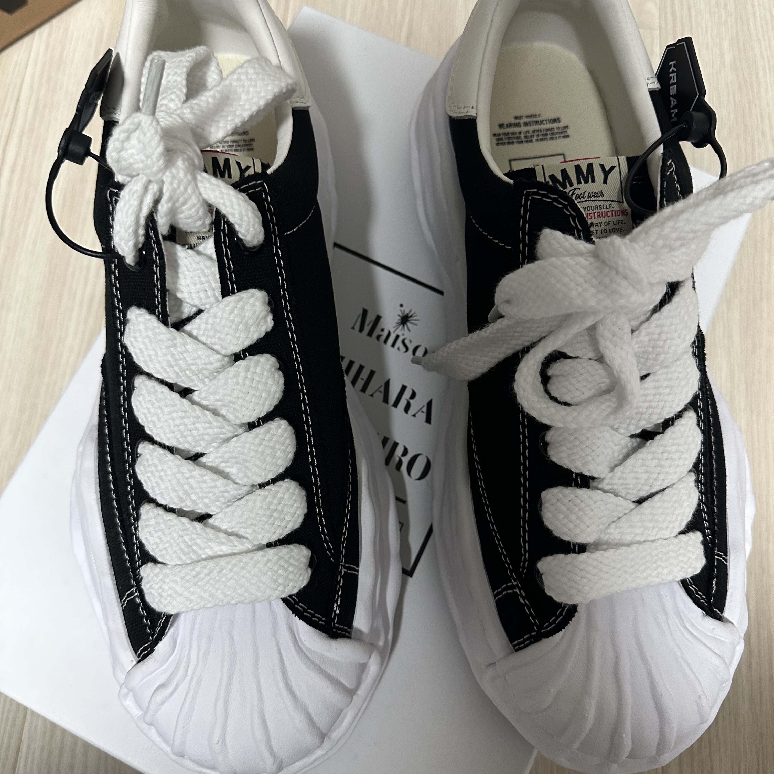 Maison Mihara Yasuhiro Blakey OG Sole Canvas Low-top Sneakers Black White 착용 스타일