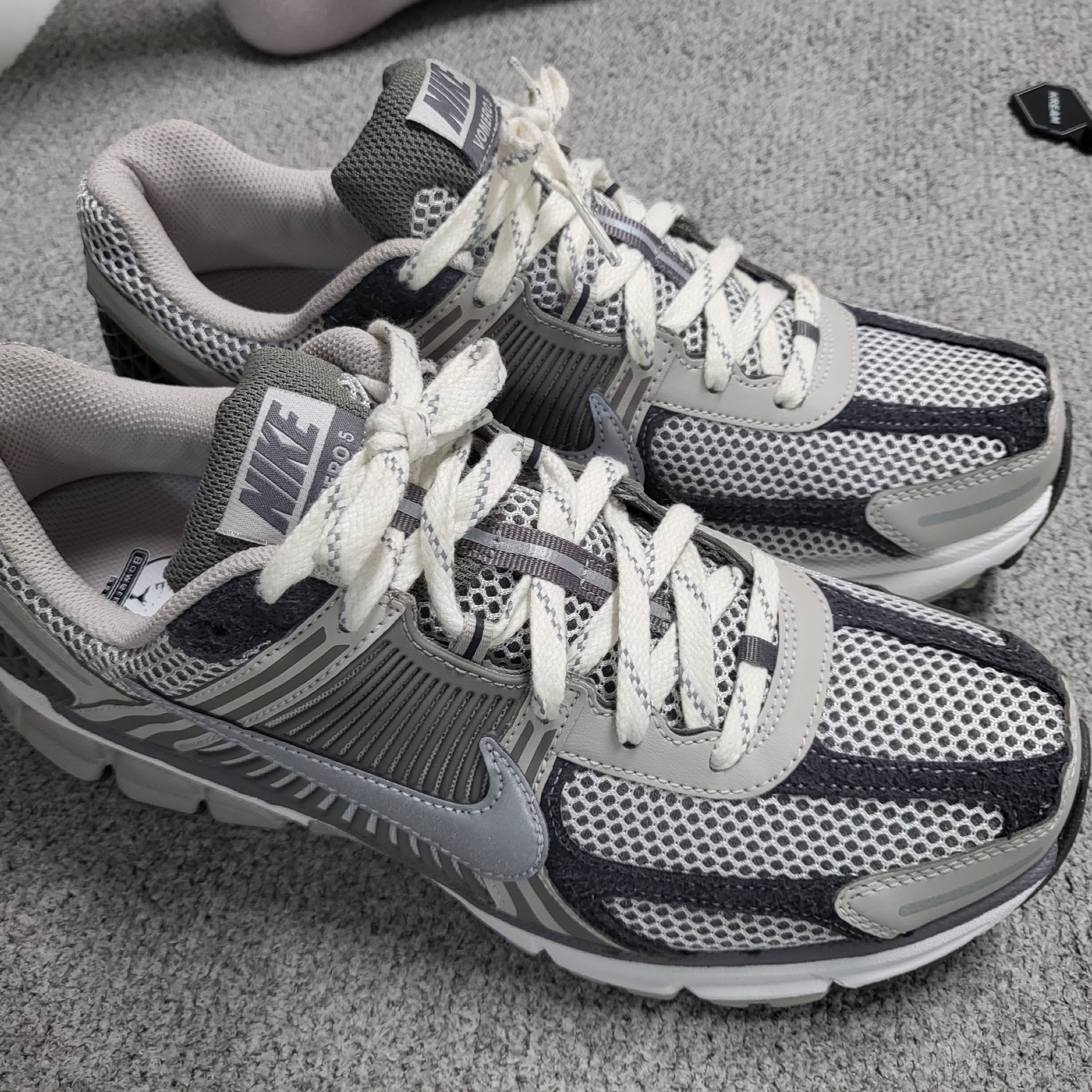Nike Zoom Vomero 5 PRM Light Iron Ore and Flat Fewter 착용 스타일