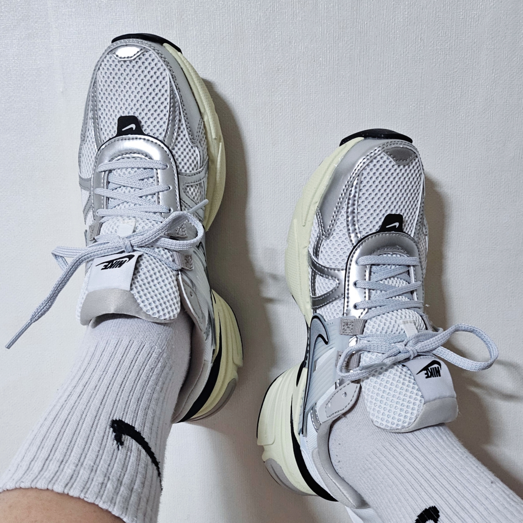 Nike V2K Run Summit White Metallic Silver 착용 스타일 - 1