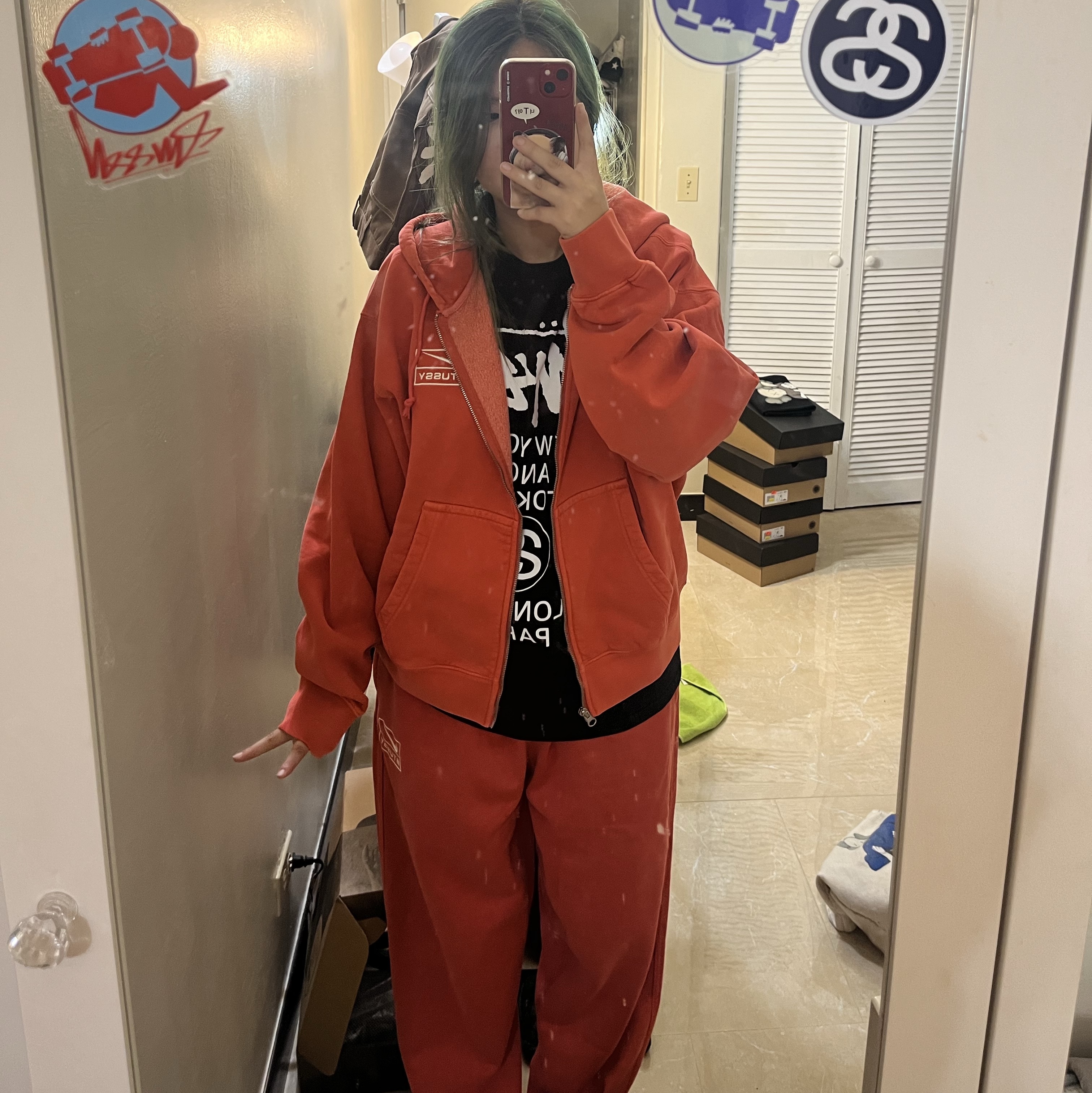 Nike x Stussy Full Zip Pigment Dyed Fleece Hoodie Habanero Red (FJ9161-642), Nike x Stussy Pigment Dyed Fleece Pants Habanero Red (FJ9157-642) 착용 스타일 - 2