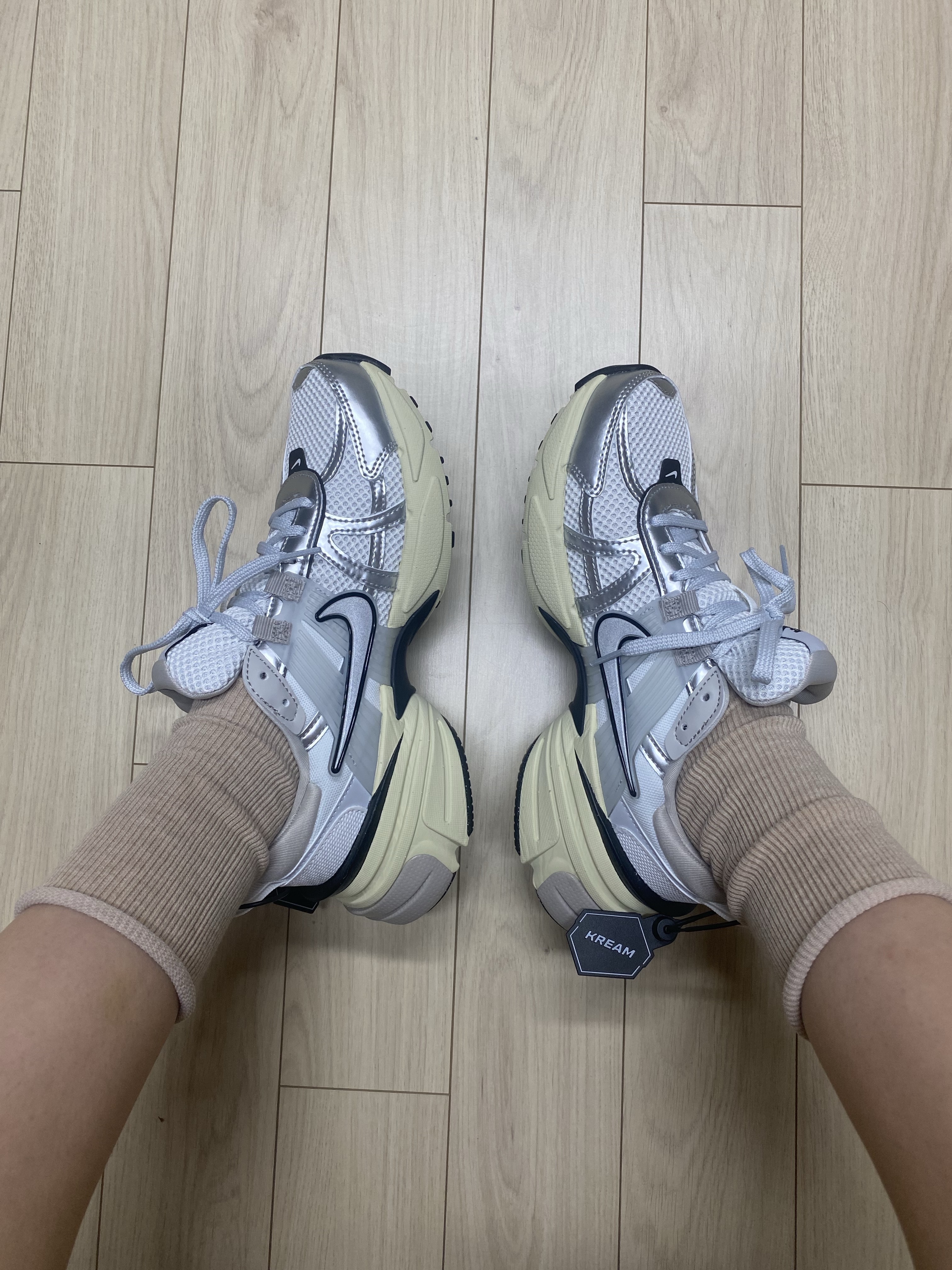 Nike V2K Run Summit White Metallic Silver 착용 스타일 - 2