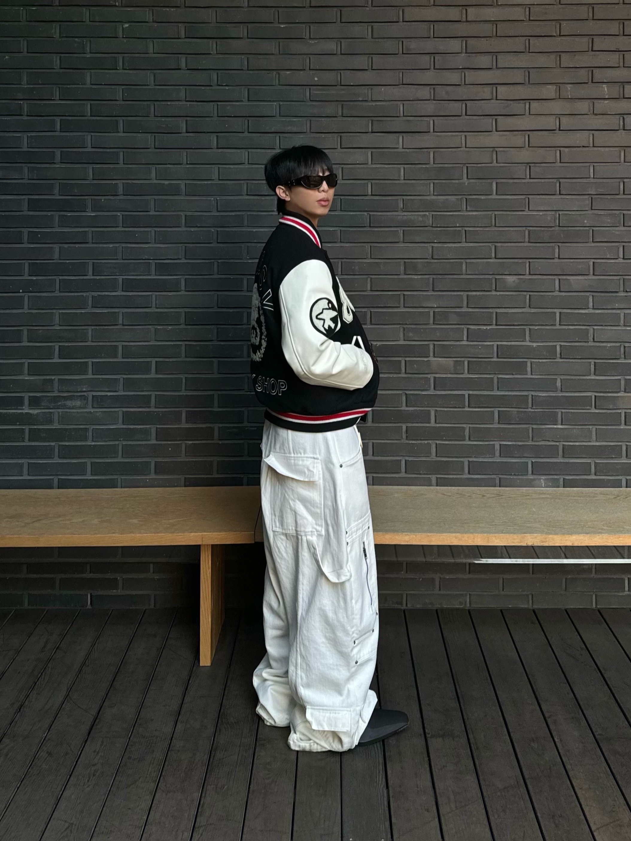 Nos Couleurs x Koin x Llud Rivet Carpenter Pants White, Stussy x Our Legacy x Denim Tears TTL Varsity Jacket Black 착용 스타일 - 2