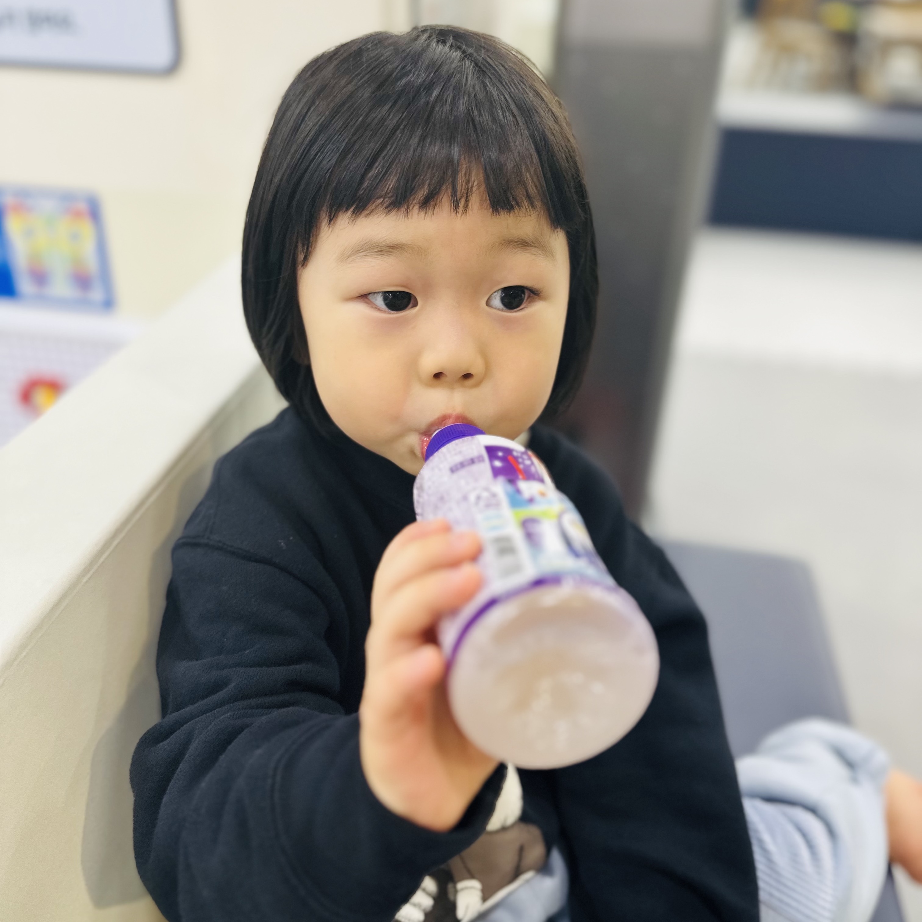 (Kids) Uniqlo UT x Kaws Long Sleeve Sweatshirt Black 착용 스타일 - 6