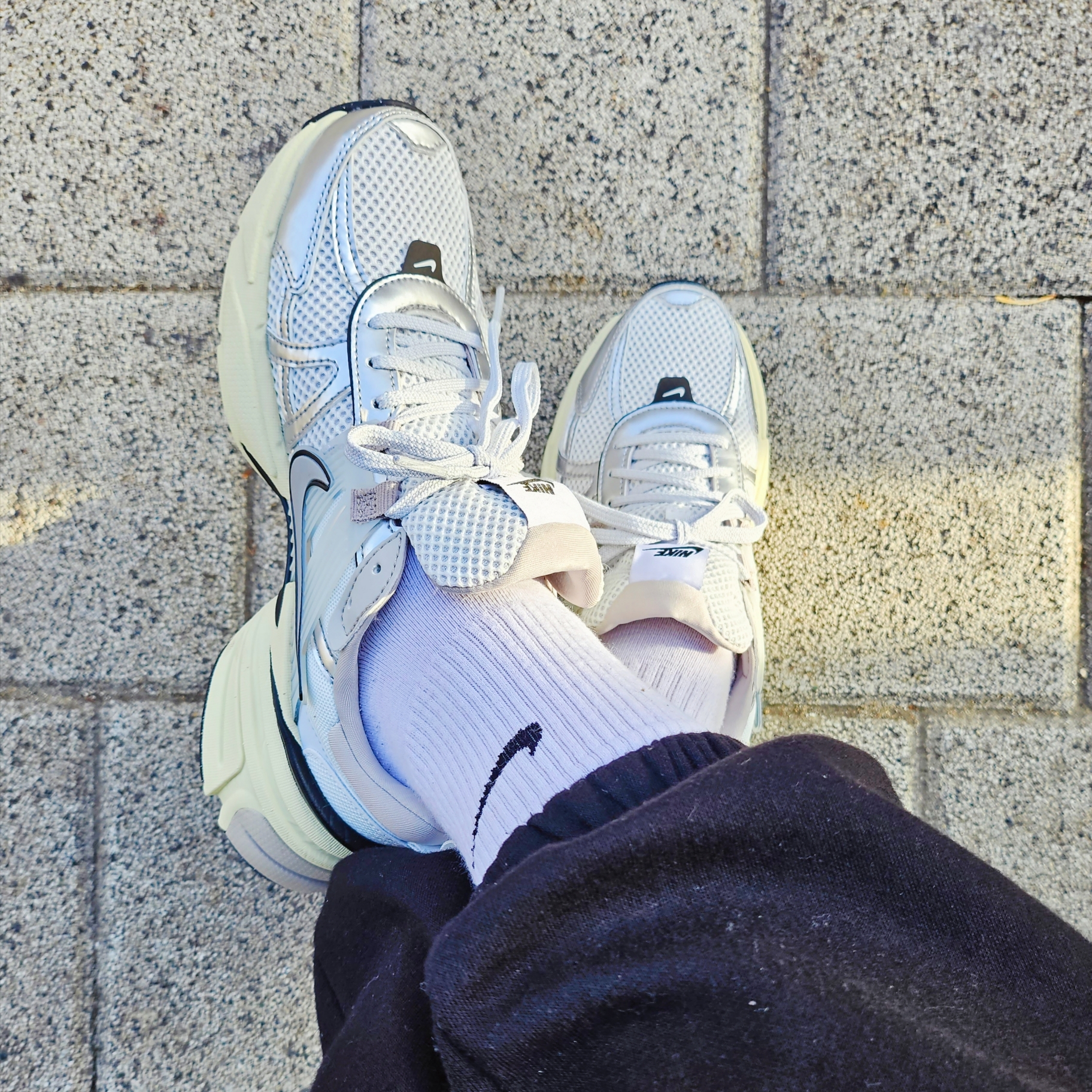 Nike V2K Run Summit White Metallic Silver 착용 스타일 - 3