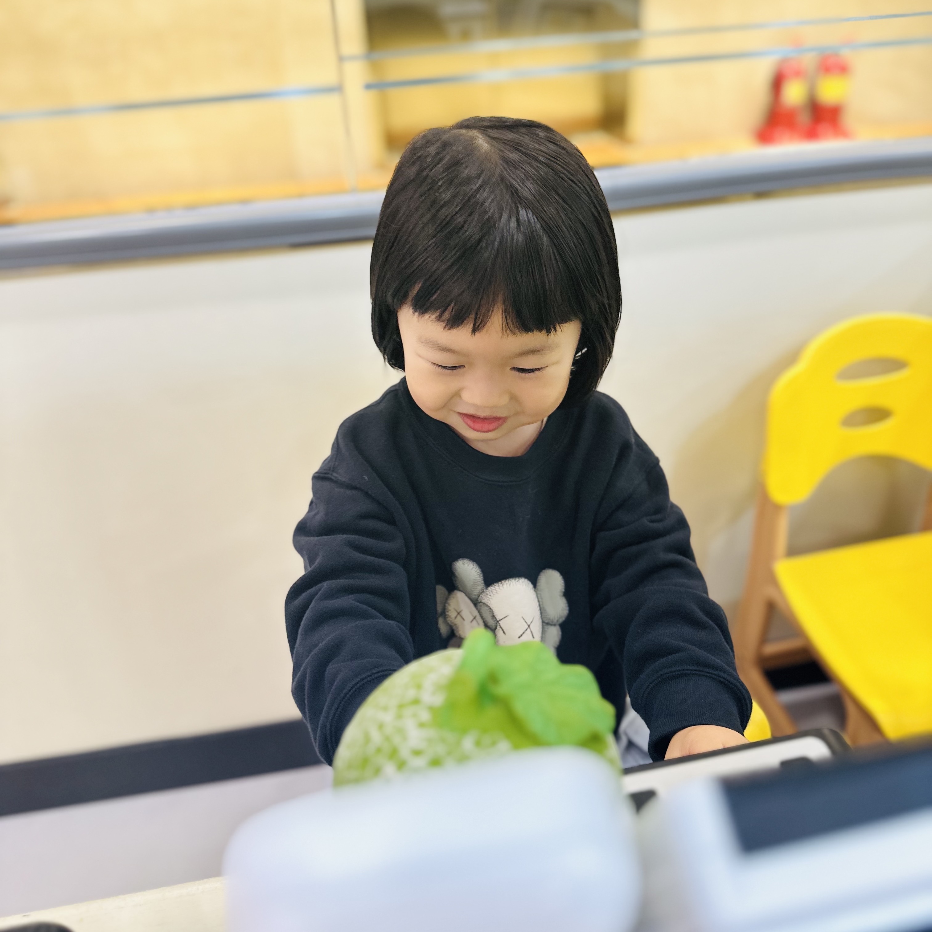 (Kids) Uniqlo UT x Kaws Long Sleeve Sweatshirt Black 착용 스타일 - 3
