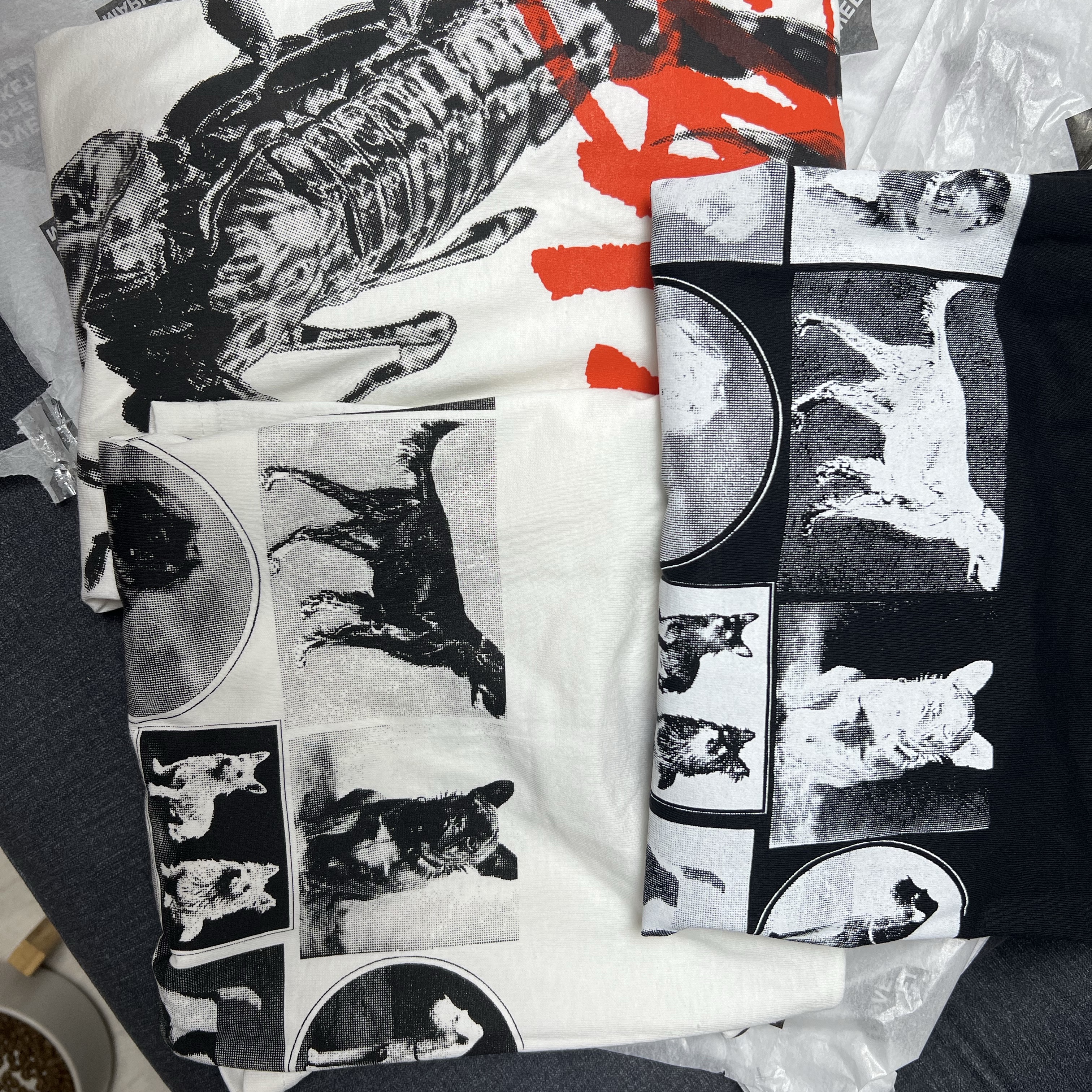 Stussy Dog Collage T-Shirt White, Stussy Dog Collage T-Shirt Black 착용 스타일
