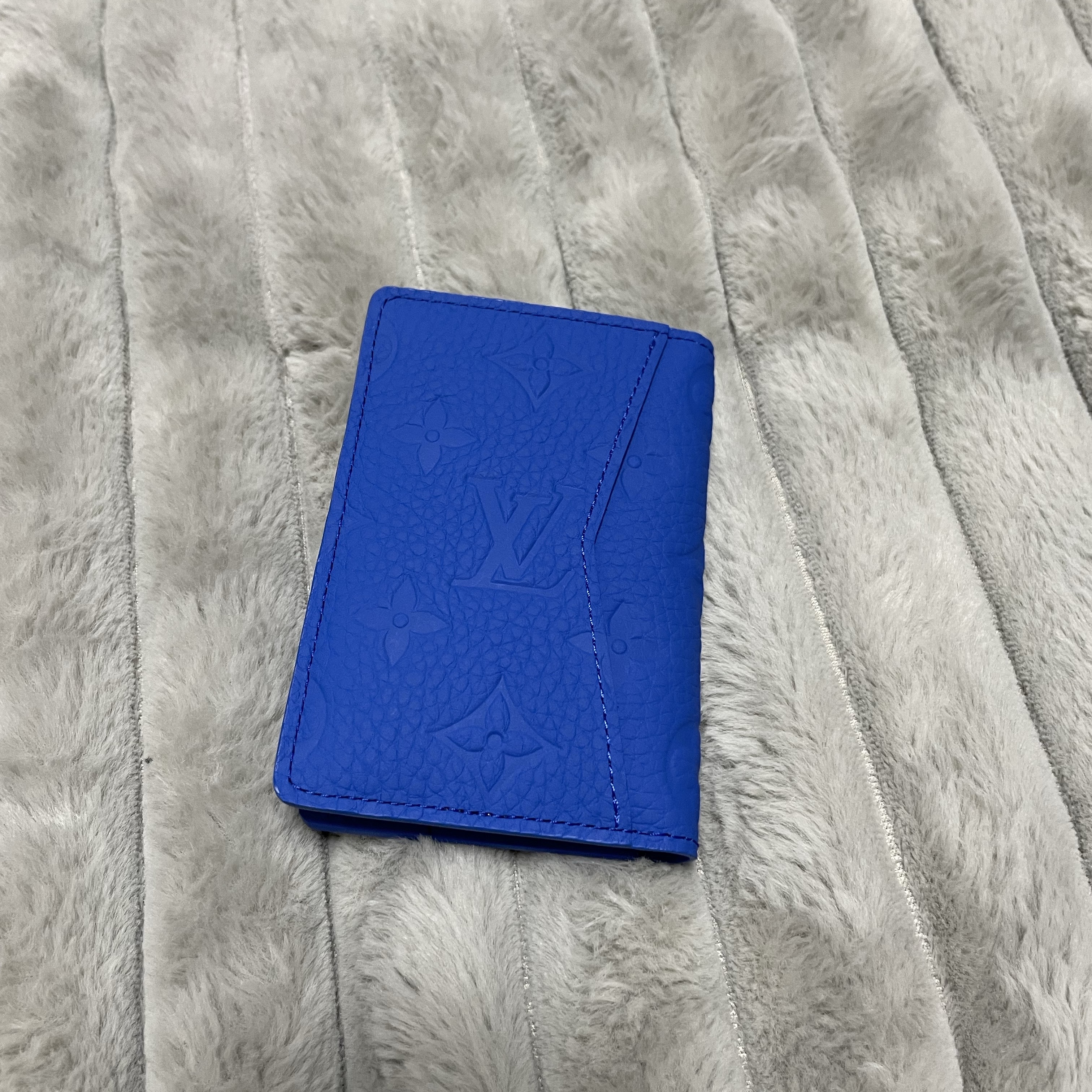 Louis Vuitton Pocket Oragnizer Taurillon Monogram Bleu 착용 스타일 - 2