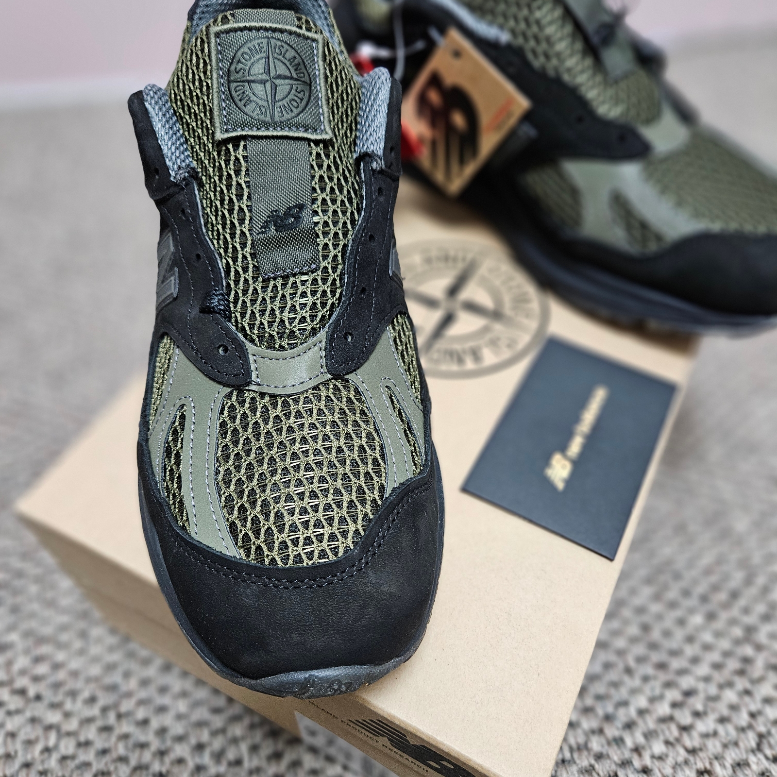 New Balance x Stone Island 991v2 Made in UK Black Olive Night, New Balance x Carhartt WIP 990v6 Made in USA Hamilton Brown Military Green 착용 스타일 - 2
