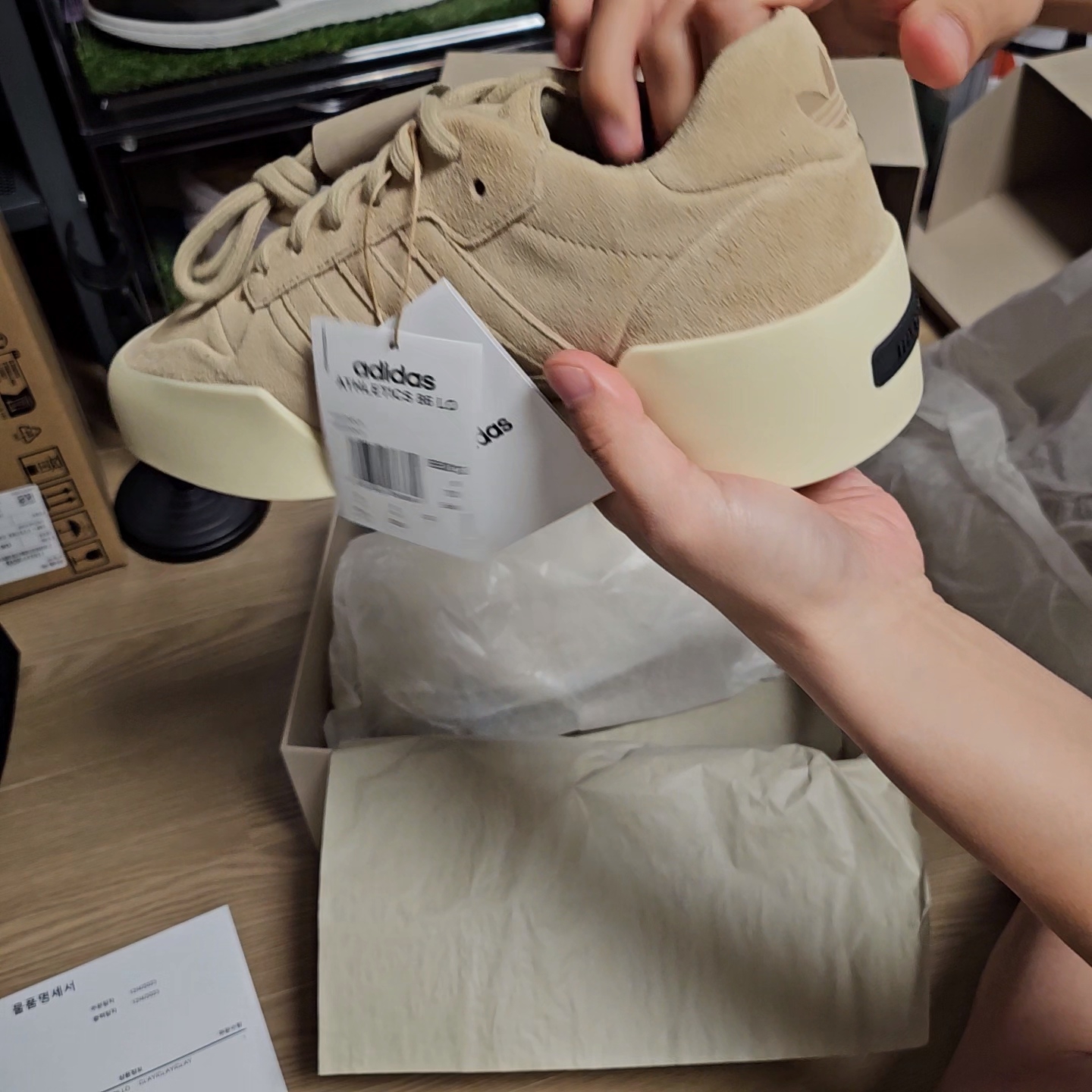 Adidas x Fear of God Athletics 86 Low Clay 착용 스타일 - 4