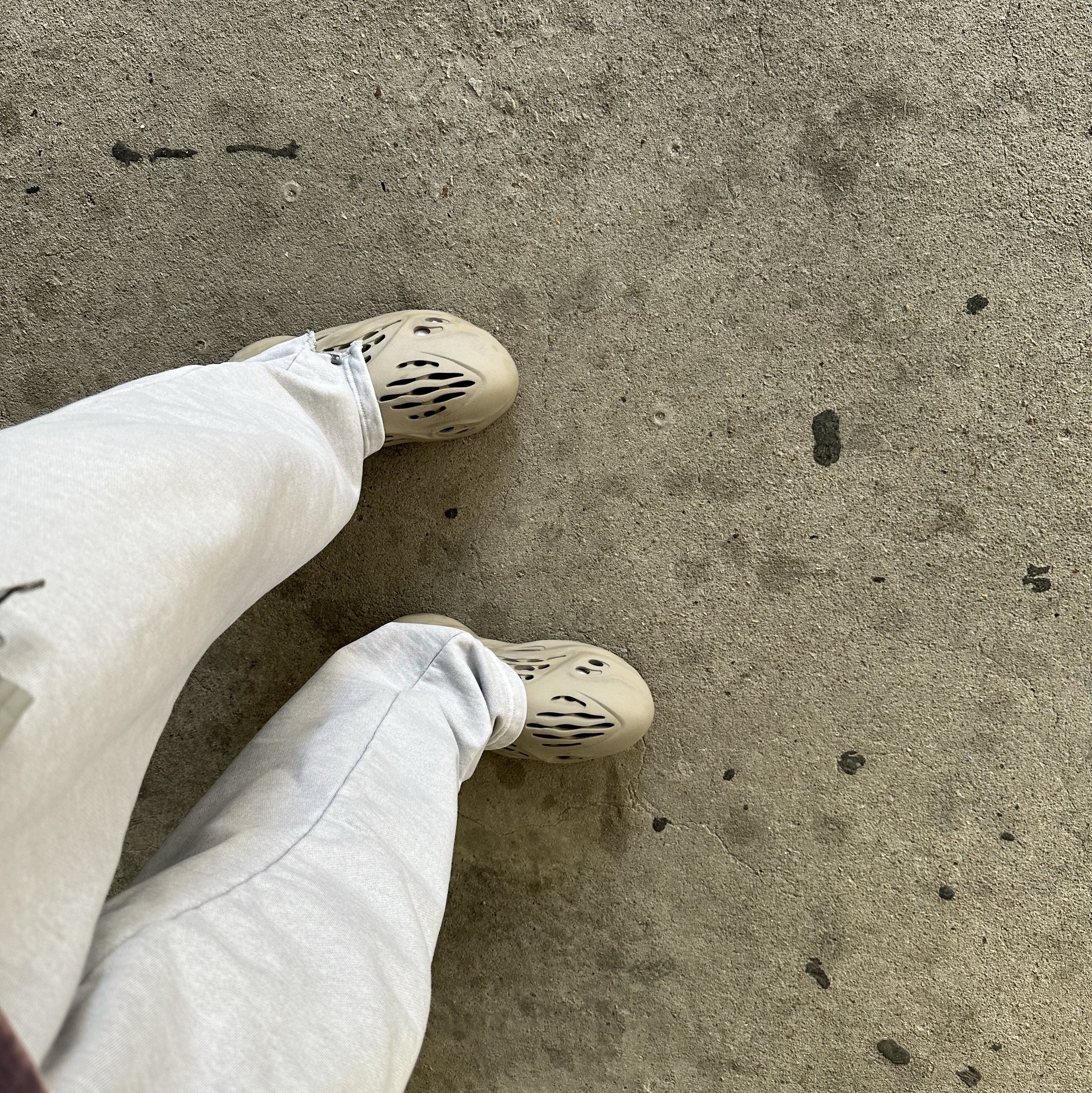 Adidas Yeezy Foam RNNR Stone Sage 착용 스타일