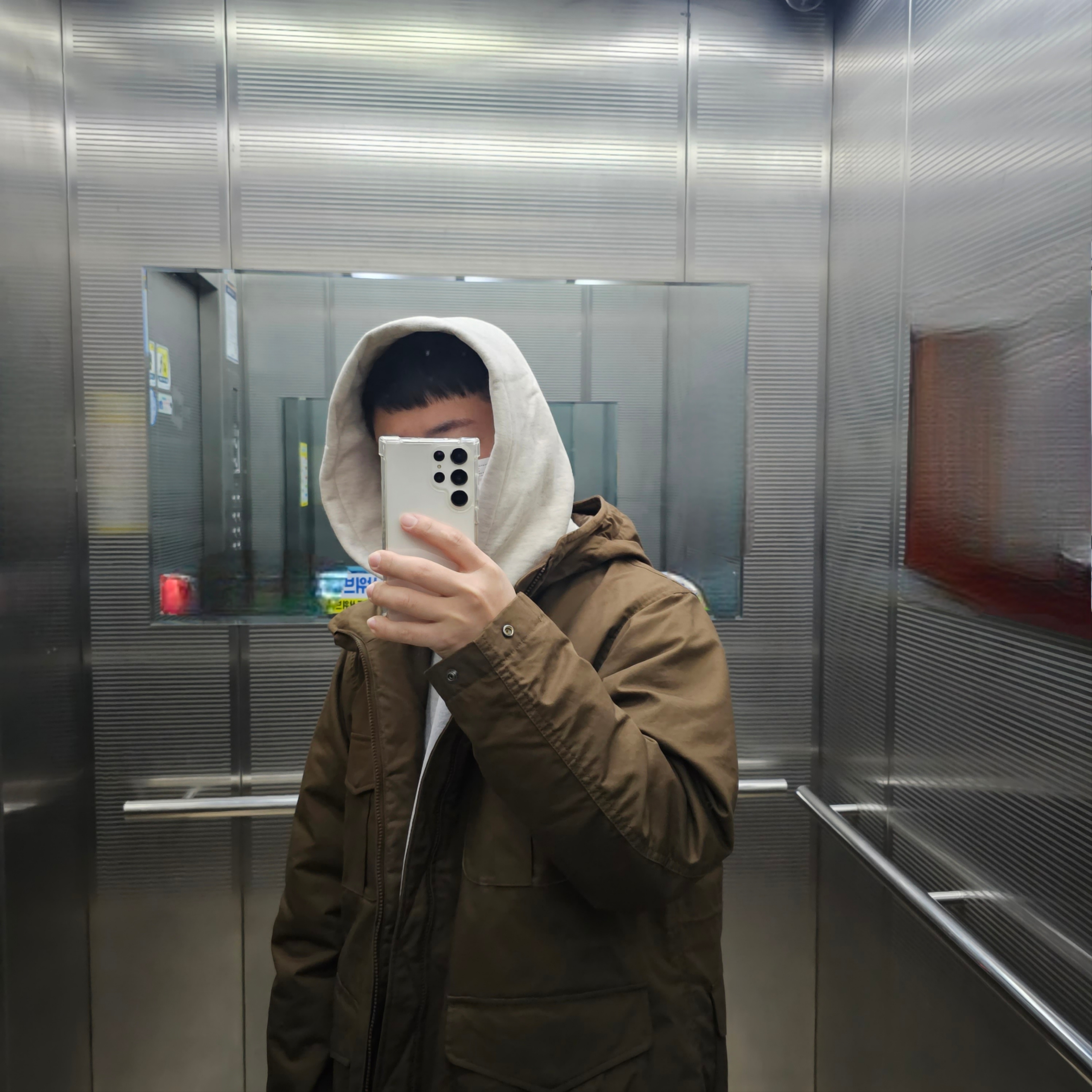 Uniqlo x Engineered Garments Pufftech Utility Jacket Brown, IAB Studio Hoodie Dual Gray 착용 스타일