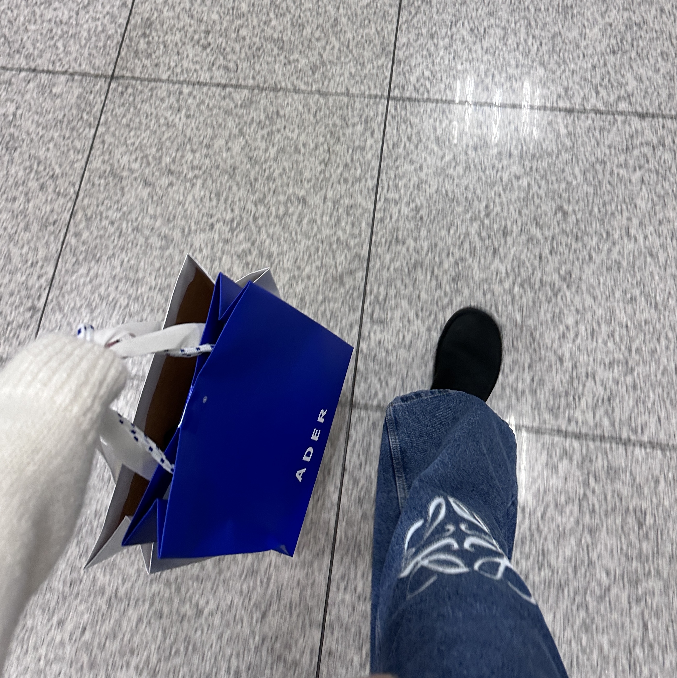 (W) Loewe Anagram Baggy Denim Jeans Blue, Zara x Ader Error Patchwork Oversize Knit Sweater Multicolor 착용 스타일 - 2