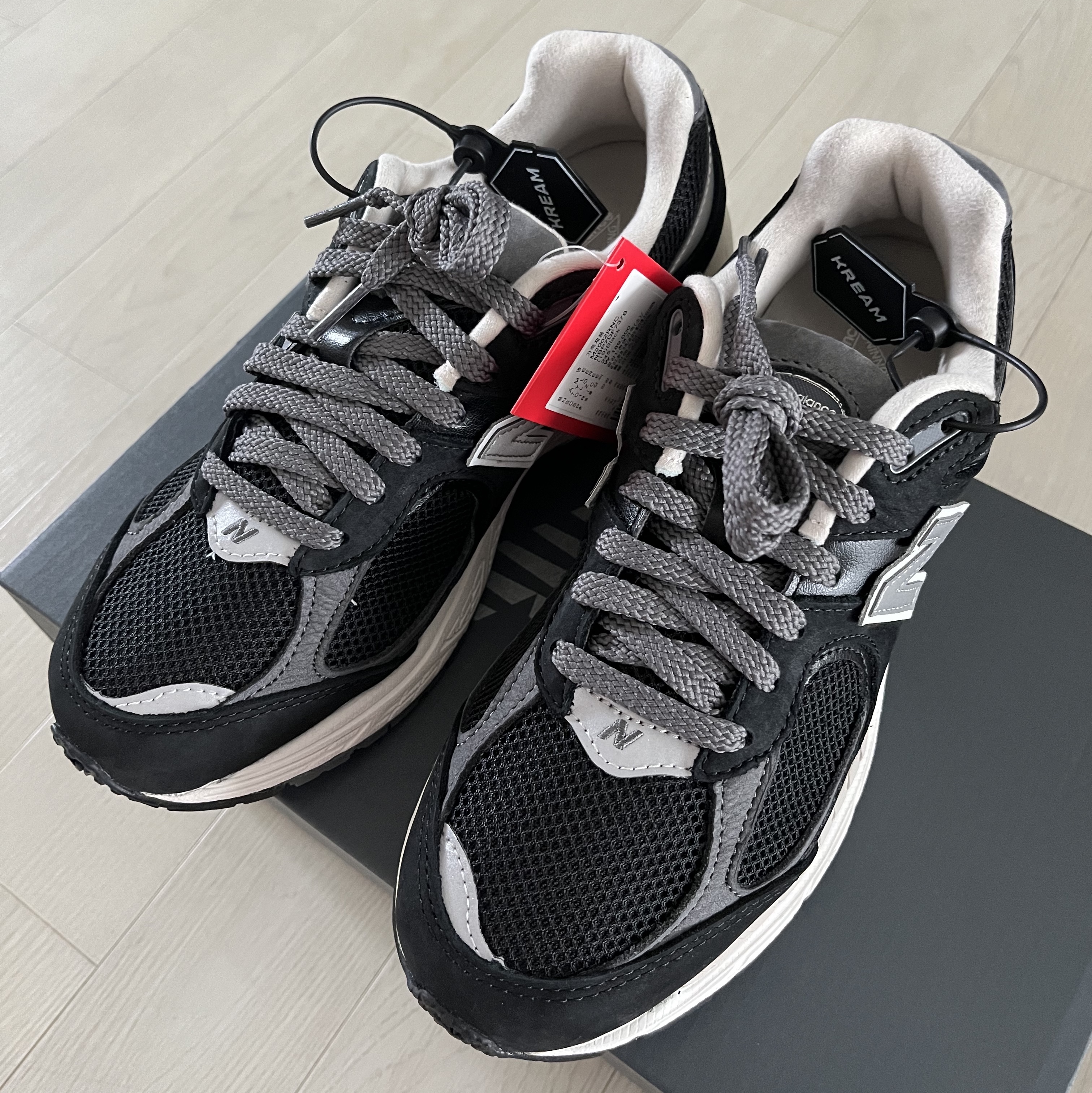 New Balance 2002R Premium Vintage Black 착용 스타일