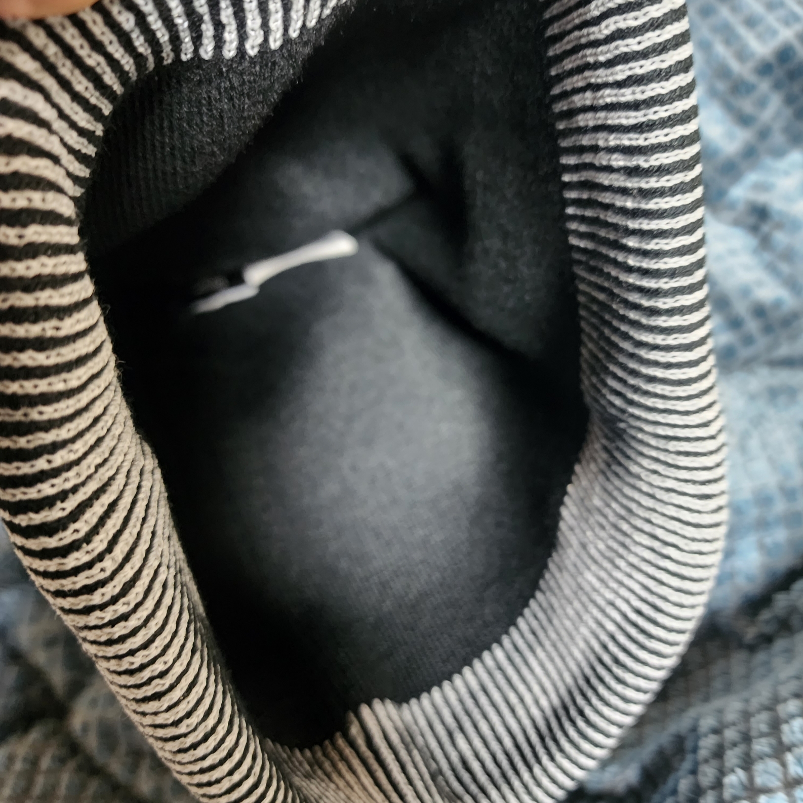 Nike NRG ACG Cuffed Beanie Olive Grey 착용 스타일 - 2