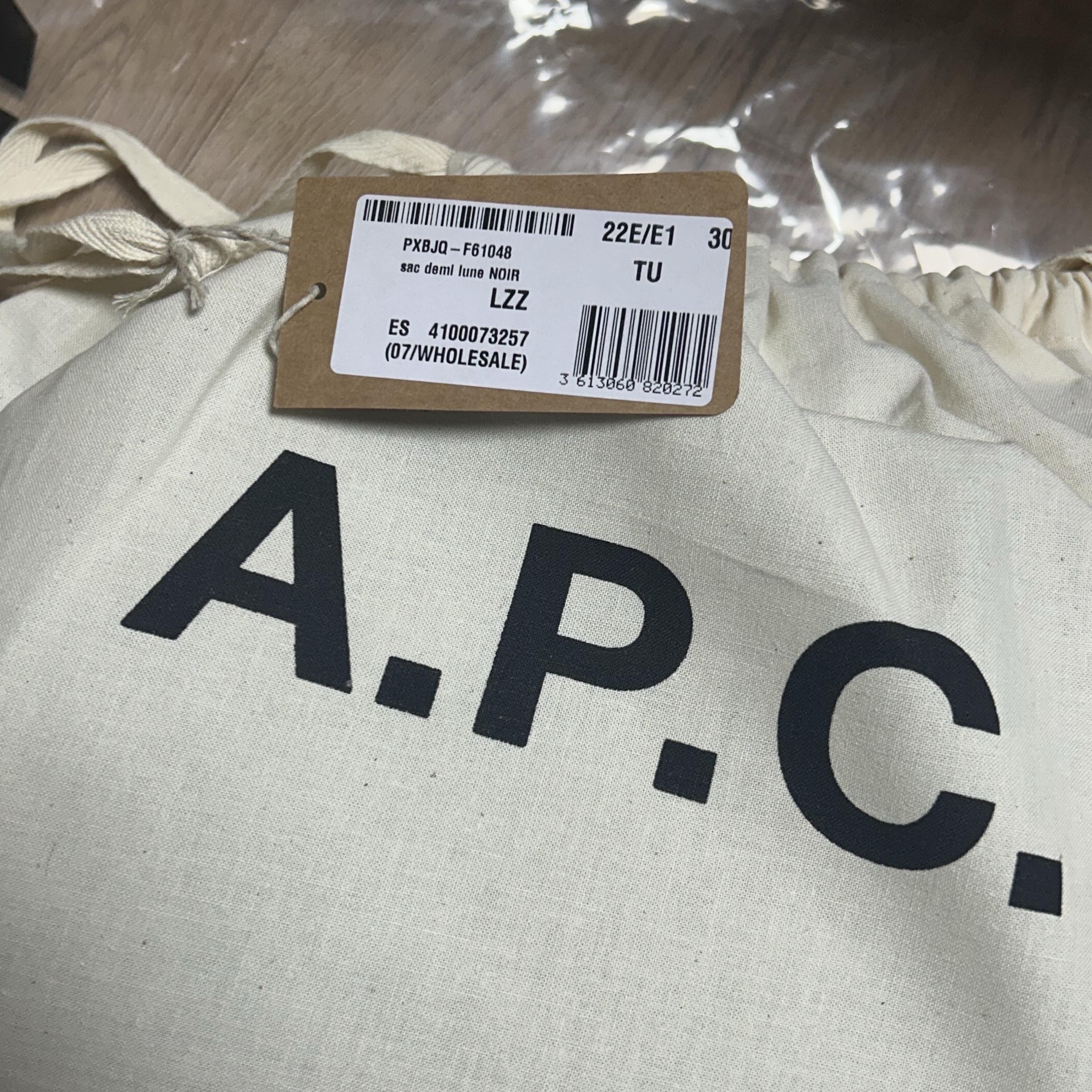 A.P.C. Saffiano Demi-Lune Bag Black 착용 스타일 - 2