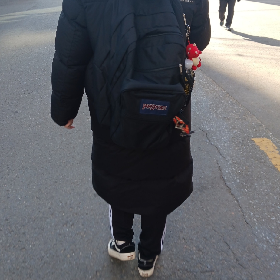 Jansport Big Student Backpack Black, Vans ComfyCush Old Skool Black True white 착용 스타일 - 1
