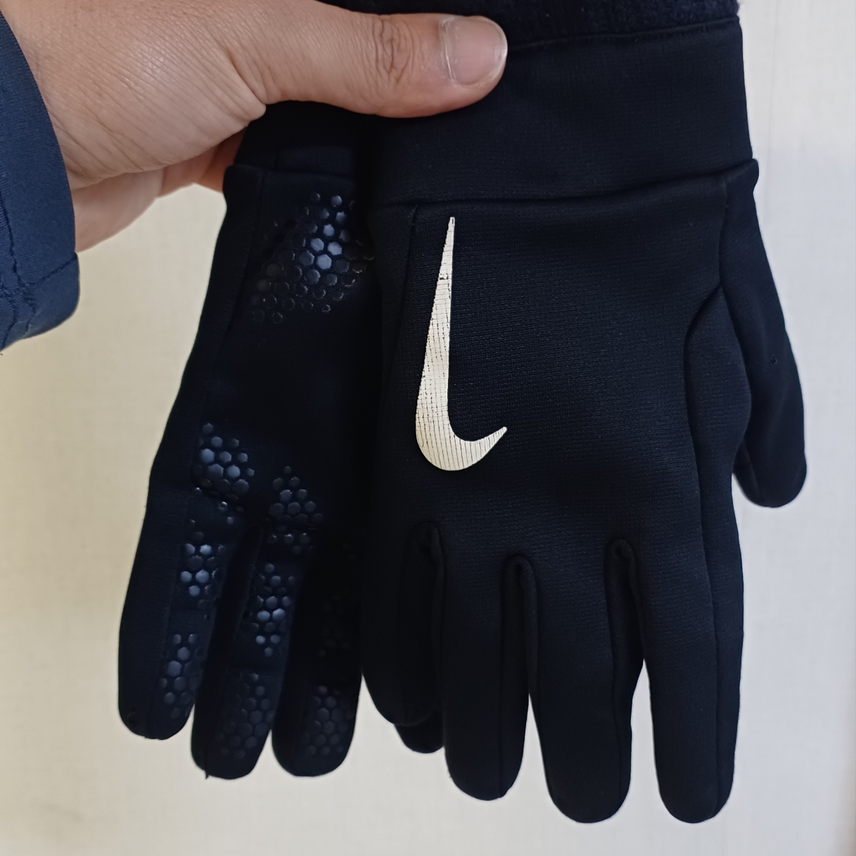 Nike Therma-Fit Academy Football Gloves Black 착용 스타일