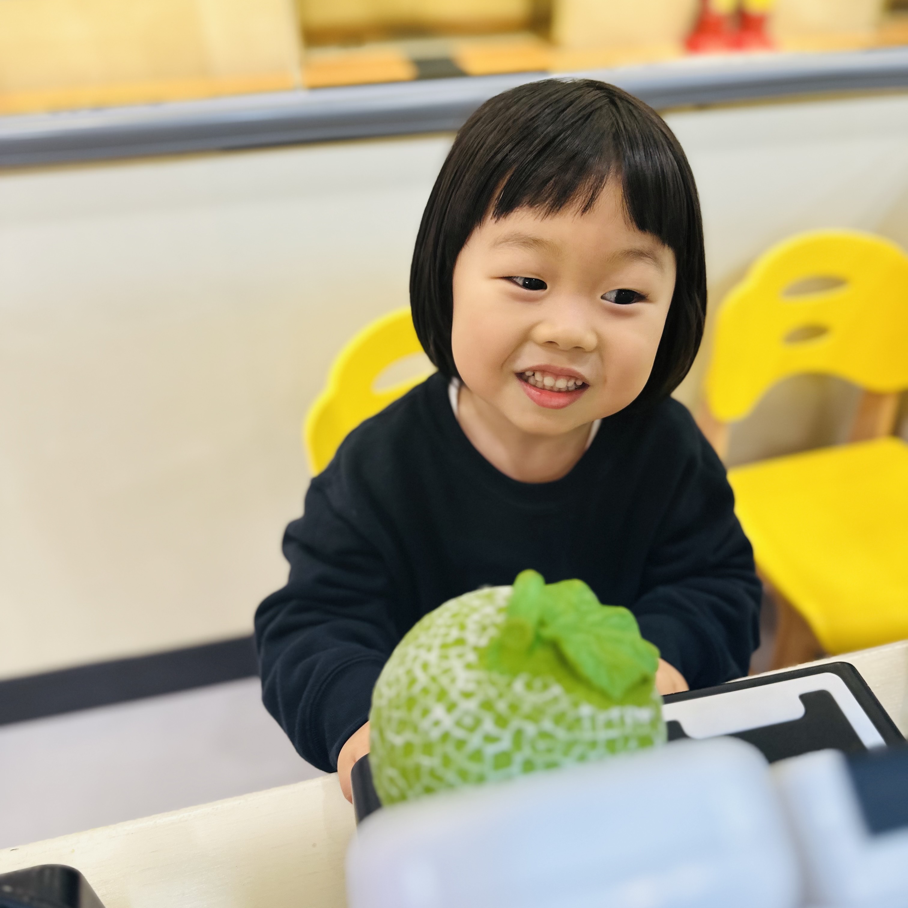 (Kids) Uniqlo UT x Kaws Long Sleeve Sweatshirt Black 착용 스타일 - 2