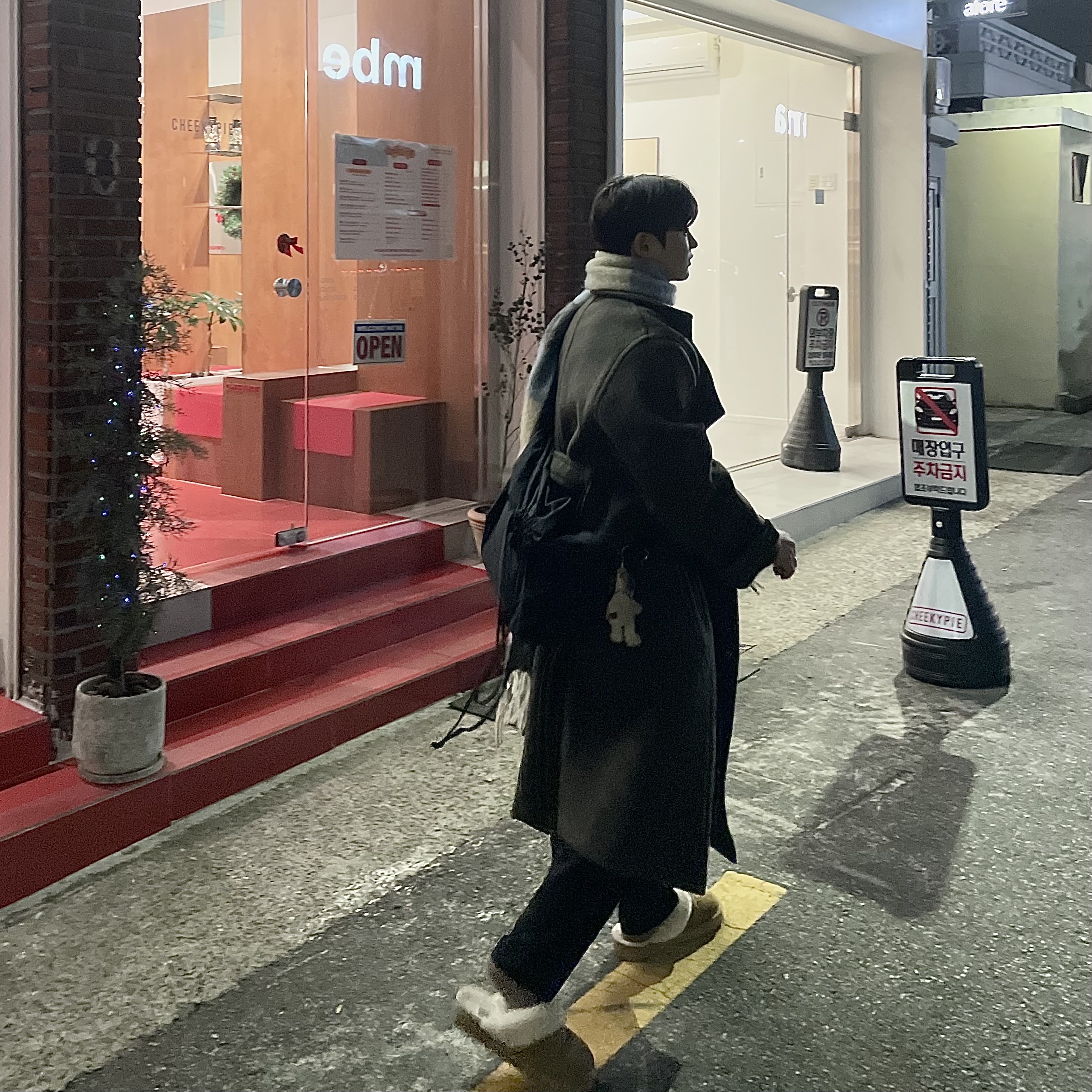 Lemaire Caban Wool Wrap Coat Pewter Green, Uniqlo U Drawstring Shoulder Bag Black 착용 스타일 - 6