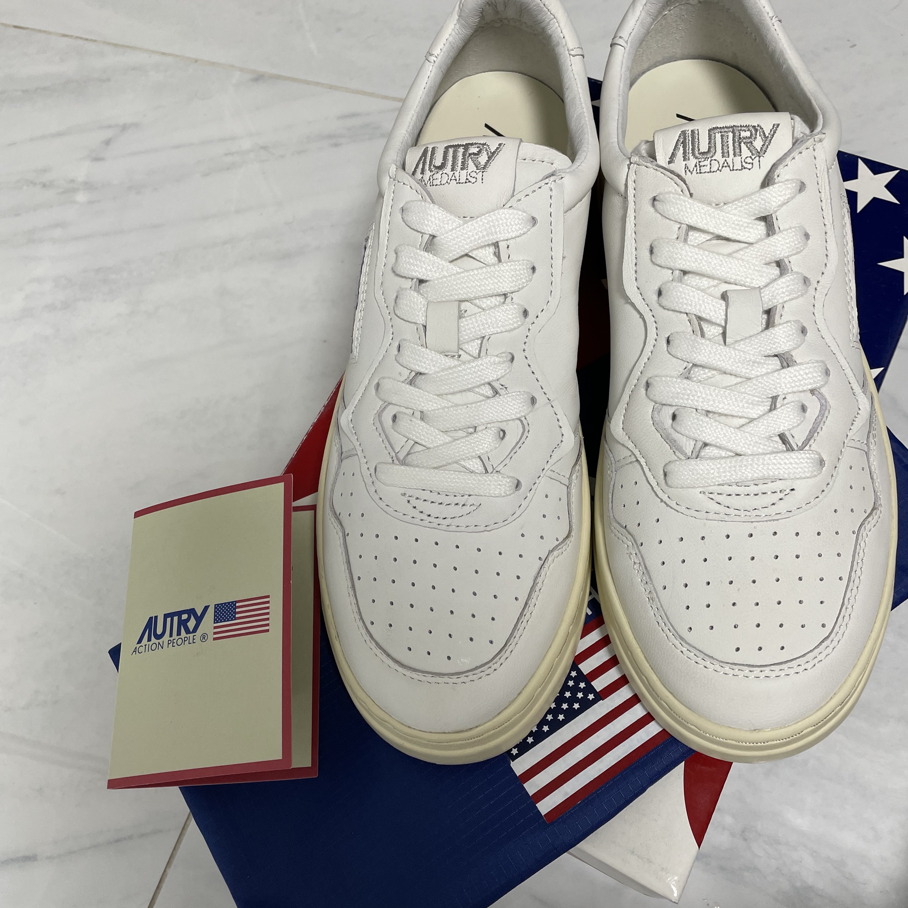 Autry Medalist Low Goatskin Sneakers White 착용 스타일