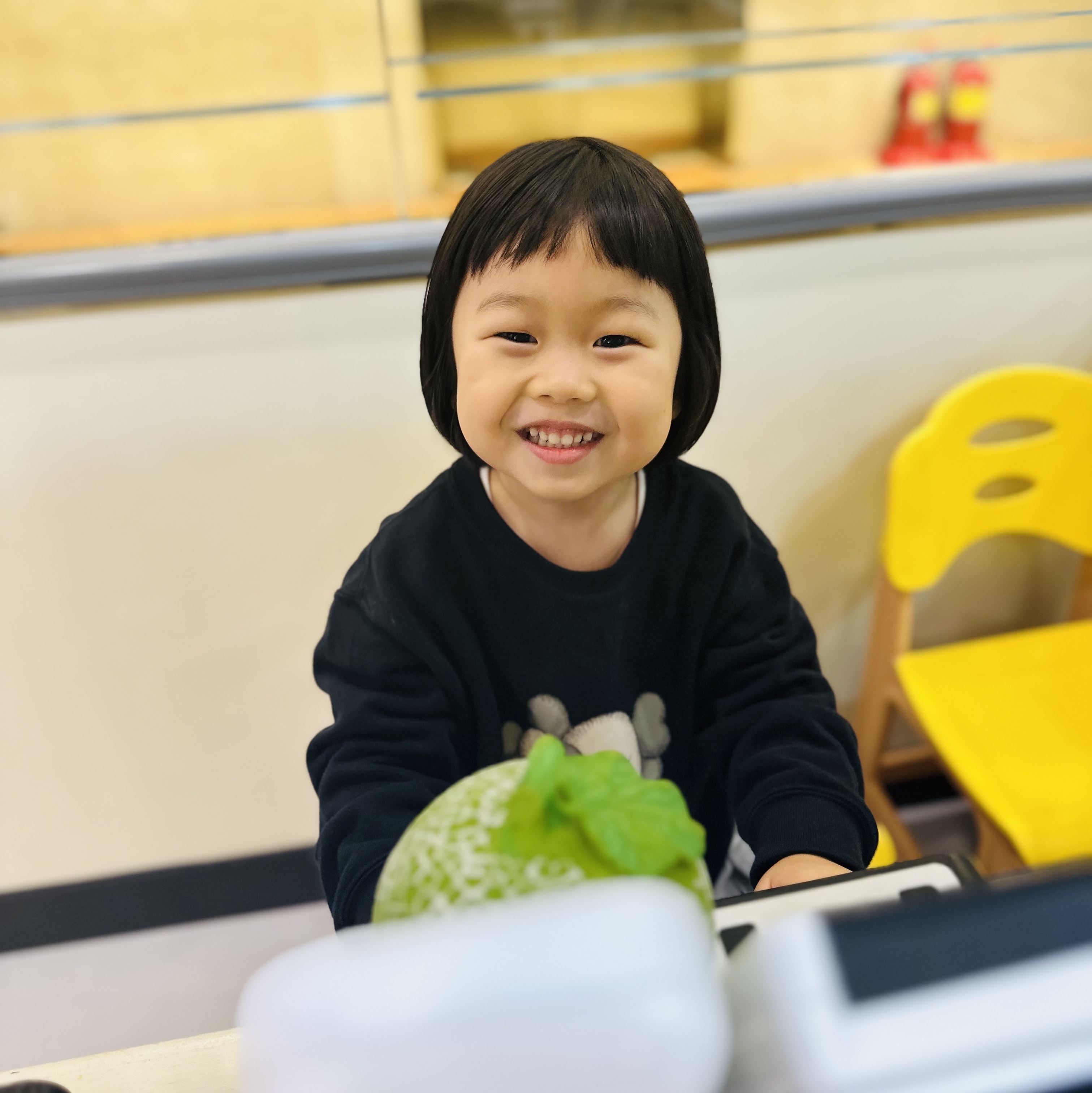 (Kids) Uniqlo UT x Kaws Long Sleeve Sweatshirt Black 착용 스타일 - 1