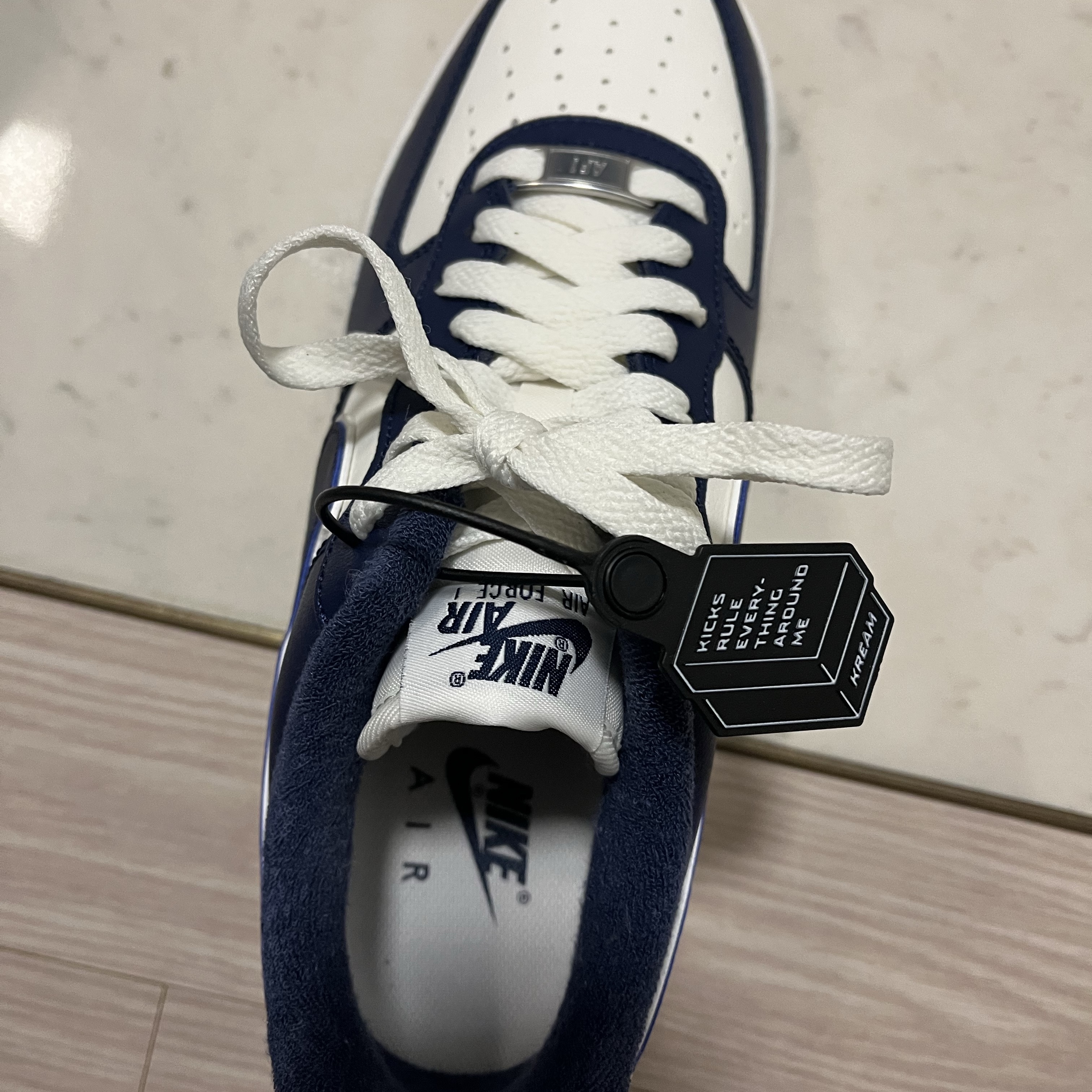 Nike Air Force 1 '07 LV8 Midnight Navy 착용 스타일 - 1