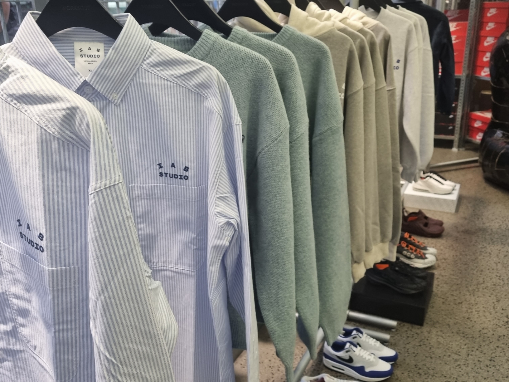 IAB Studio Worksout 20th Anniversary Work Shirt Blue Stripe, IAB Studio Knit Steel Blue 착용 스타일