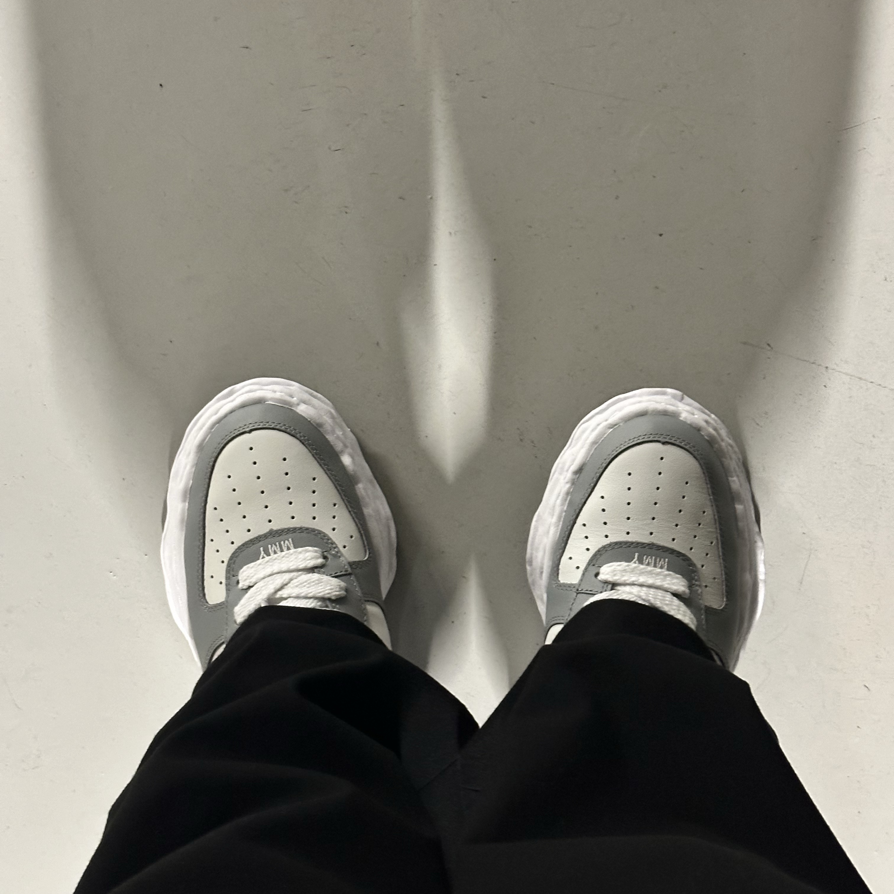 Maison Mihara Yasuhiro Wayne OG Sole Leather Low-top Sneakers Gray White 착용 스타일