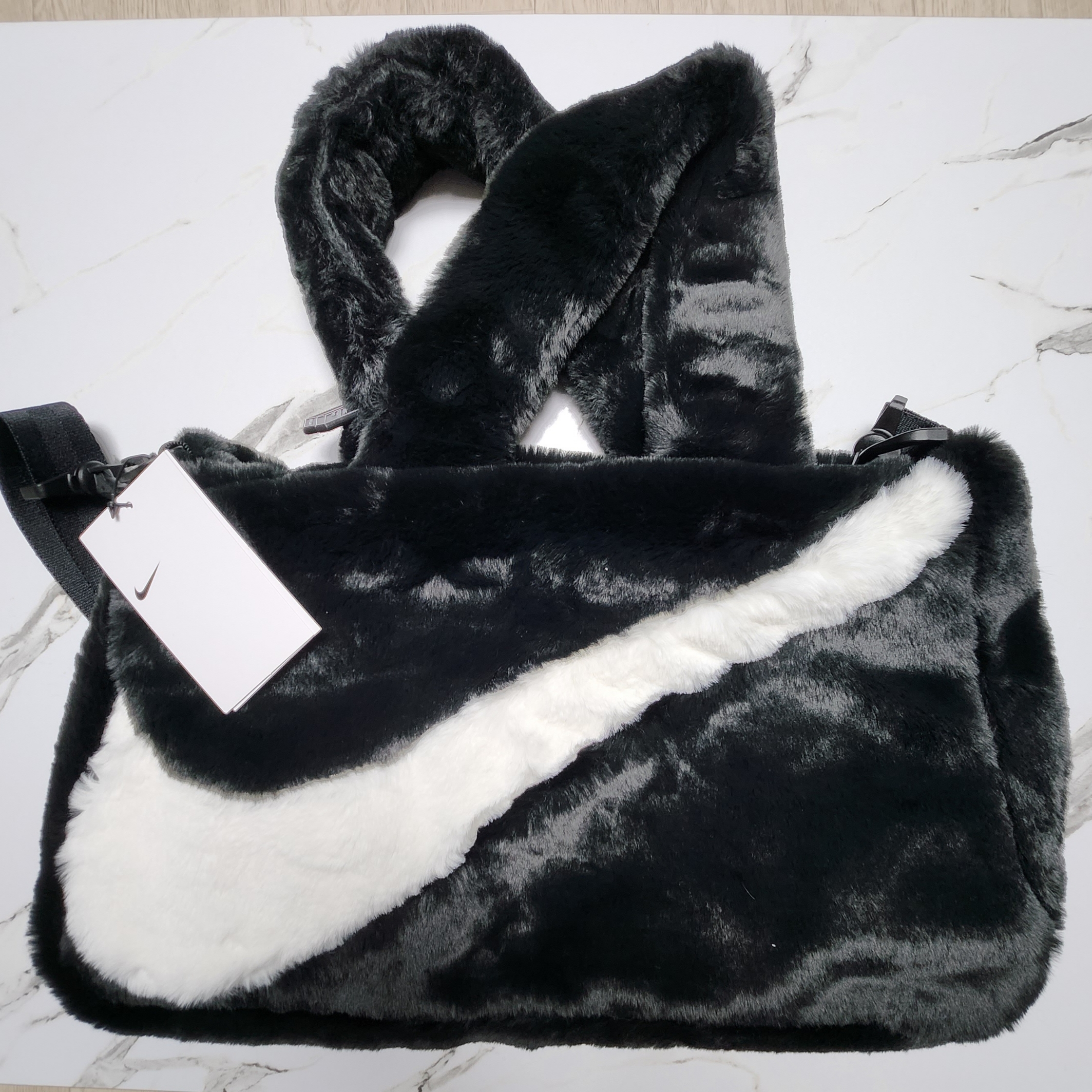 Nike NSW Faux Fur Tote Bag Black 착용 스타일