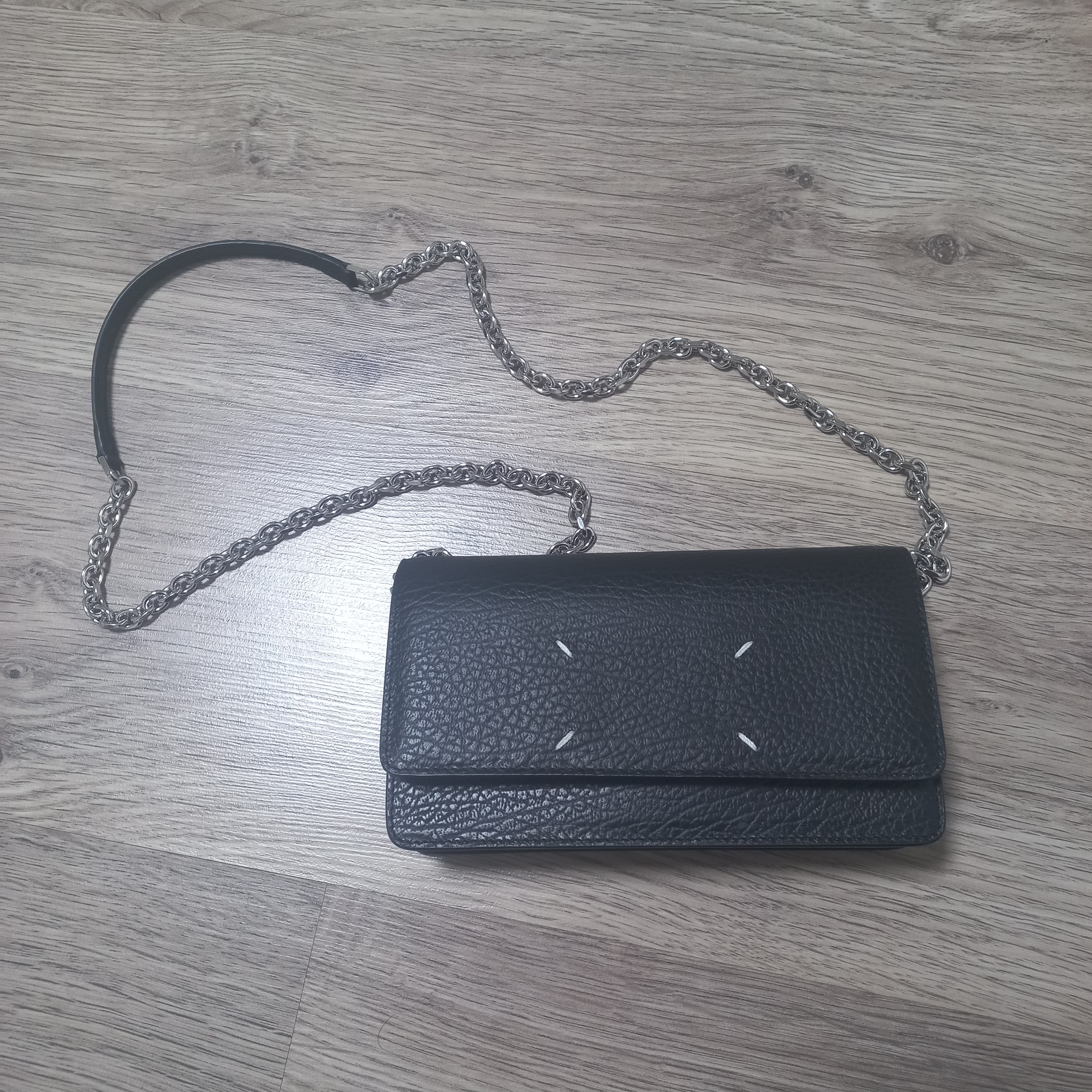 Maison Margiela Four Stitches Chain Flap Wallet Black 착용 스타일