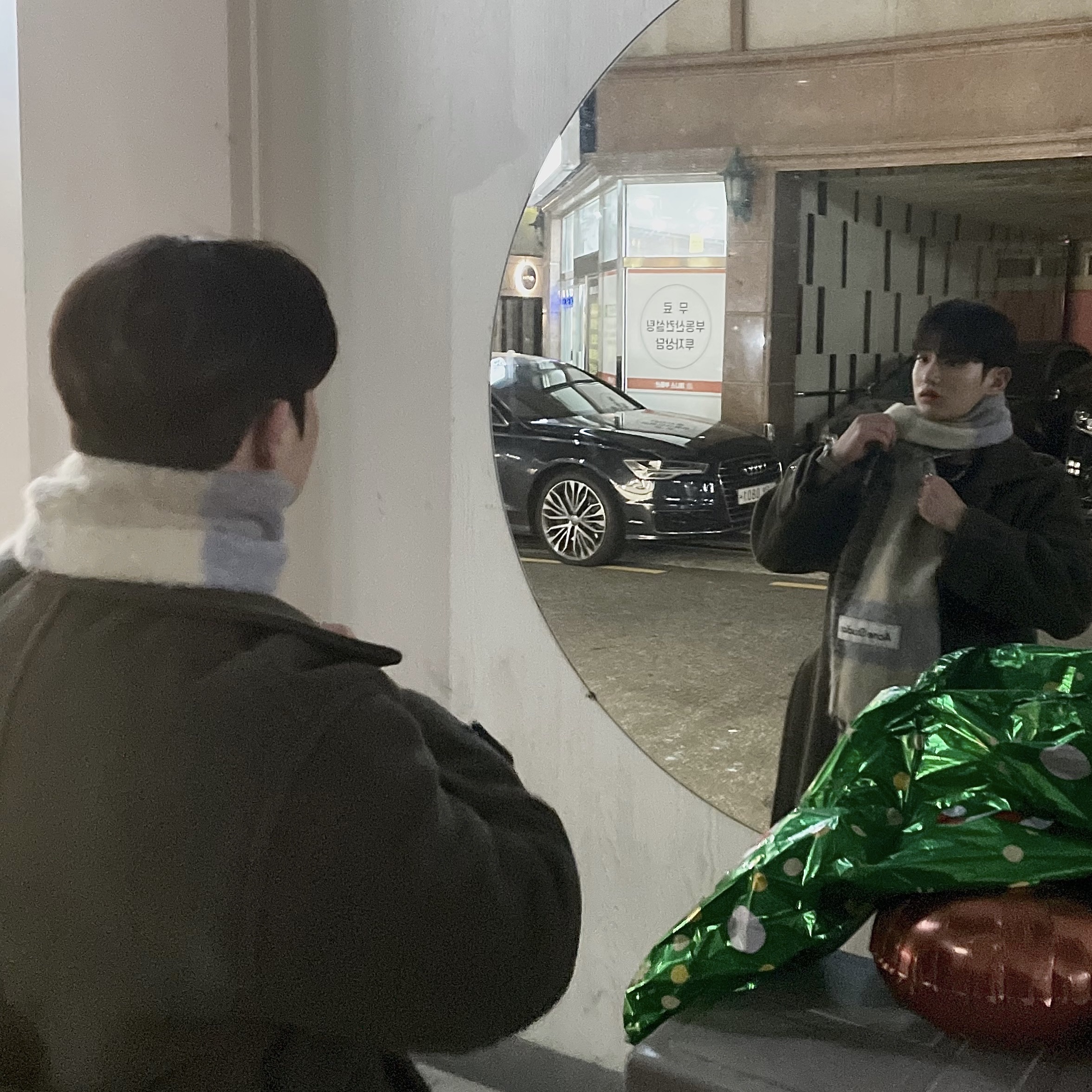 Lemaire Caban Wool Wrap Coat Pewter Green, Uniqlo U Drawstring Shoulder Bag Black 착용 스타일 - 5