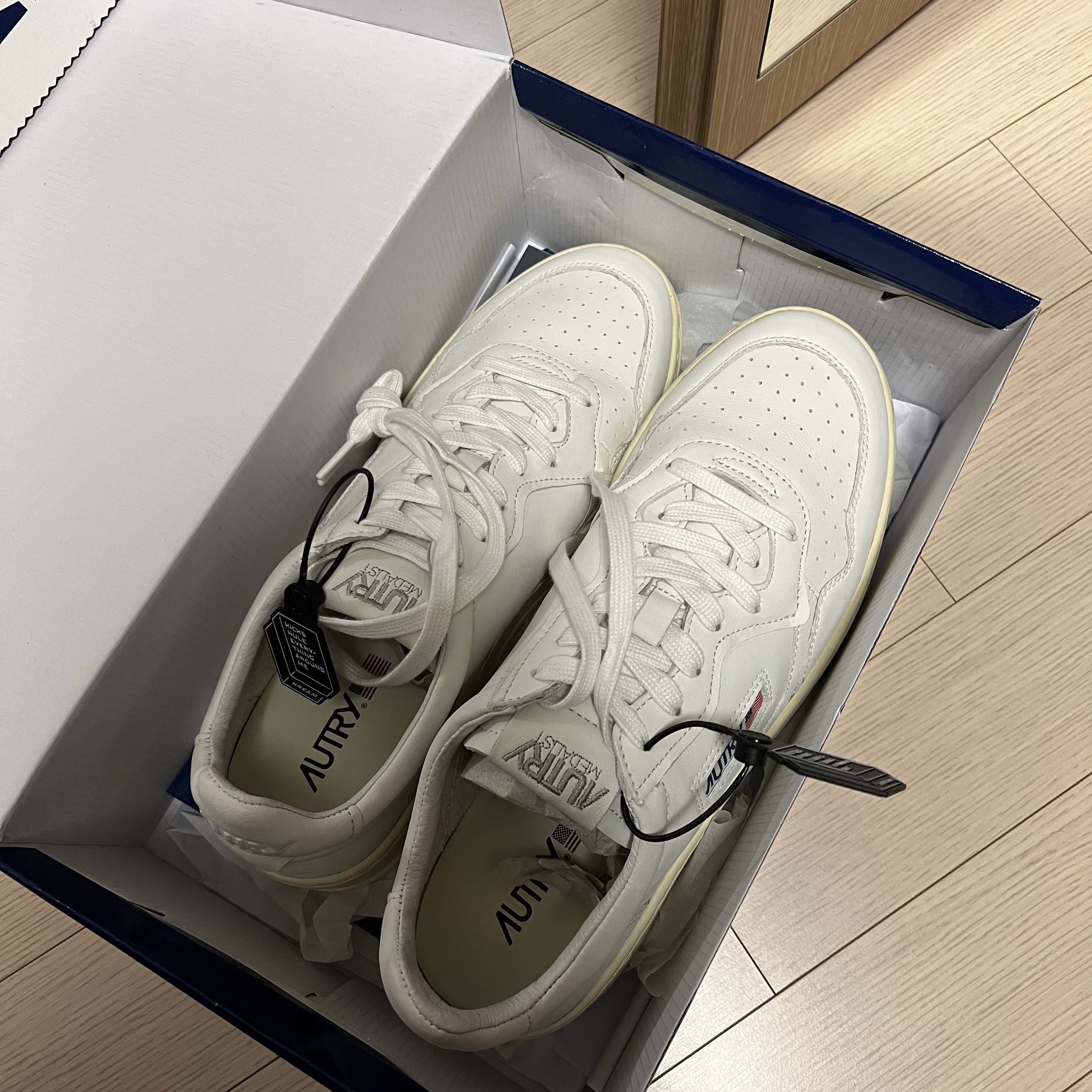 Autry Medalist Low Goatskin Sneakers White 착용 스타일 - 2