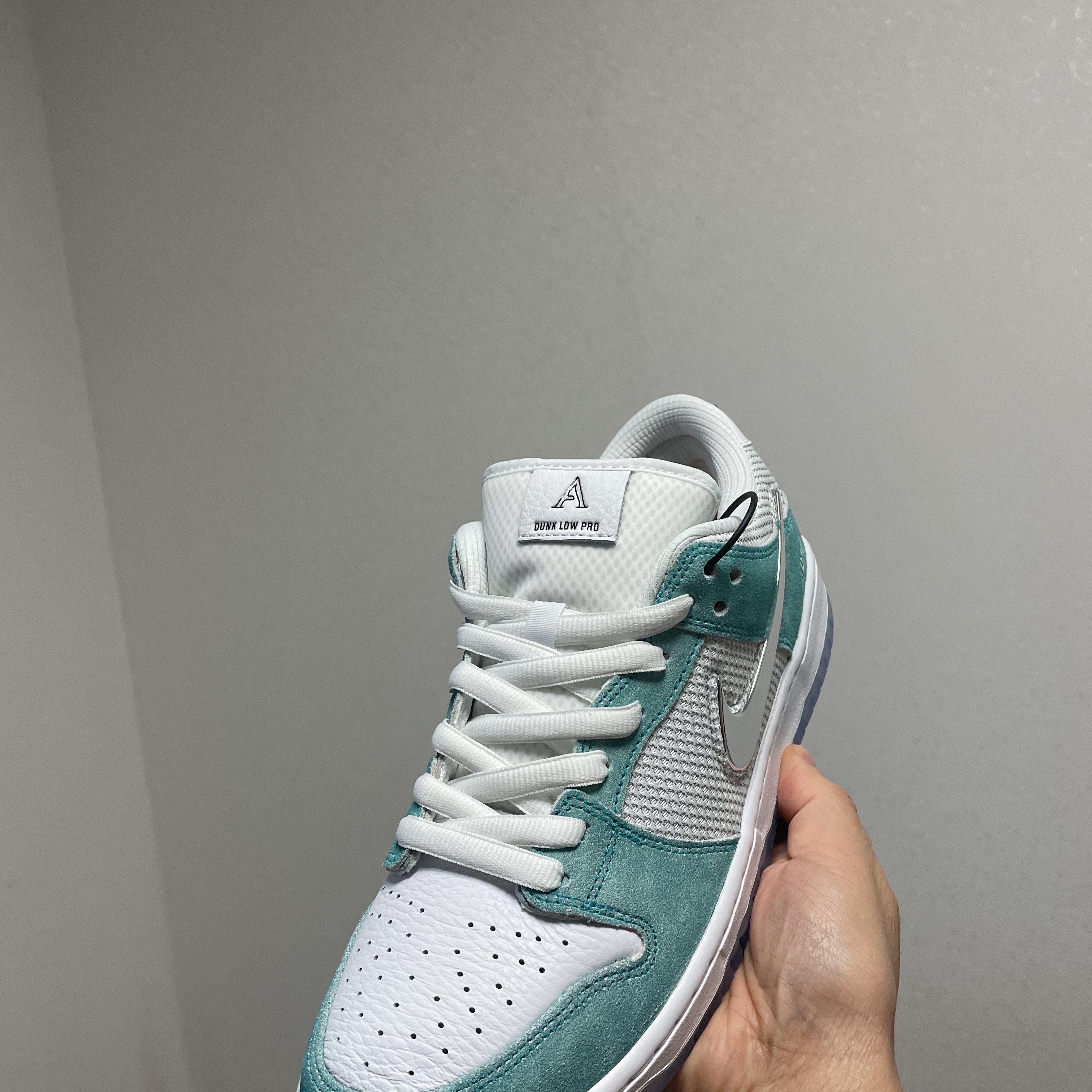 Nike x April Skateboards SB Dunk Low Pro QS Racer Blue Metallic Silver 착용 스타일 - 3