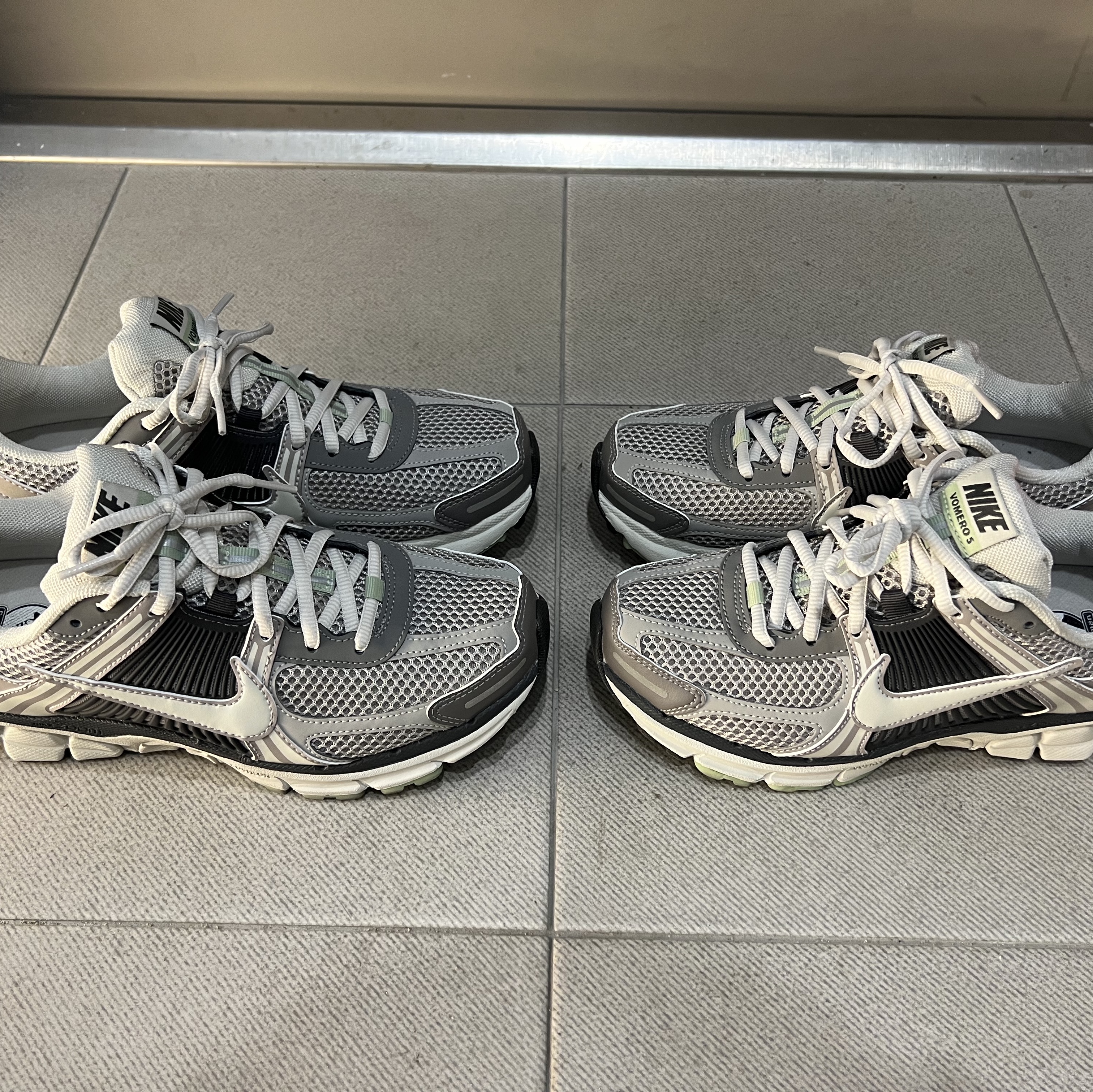 (W) Nike Zoom Vomero 5 Cobblestone and Flat Pewter 착용 스타일 - 2