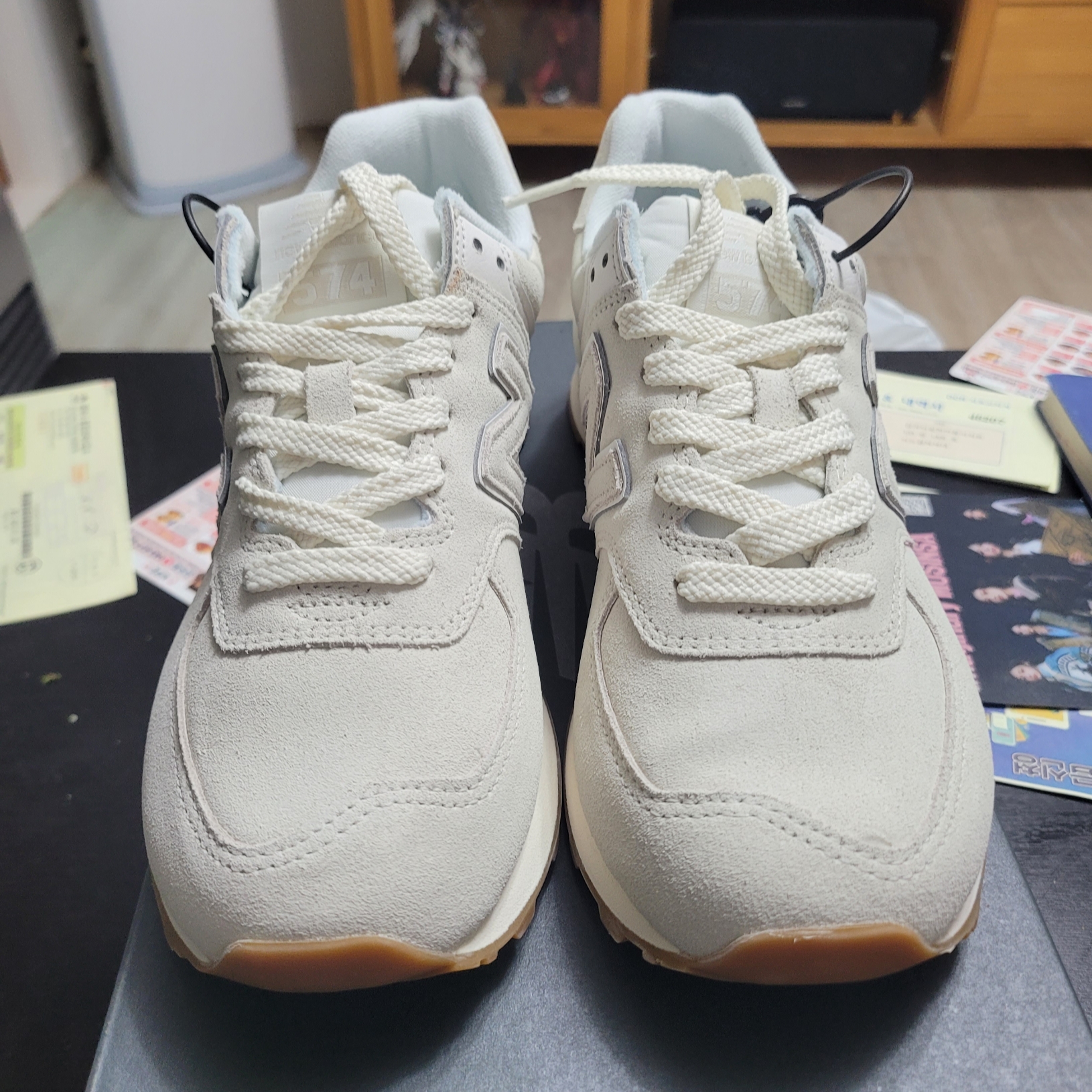 New Balance 574 White Tan 착용 스타일 - 2