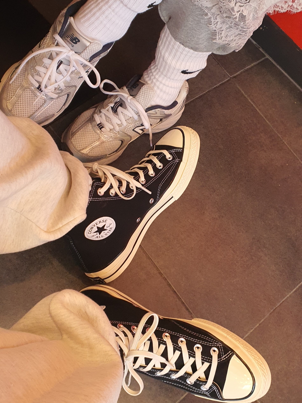 New Balance 530 Steel Grey, Converse Chuck 70 Hi Black 착용 스타일 - 1