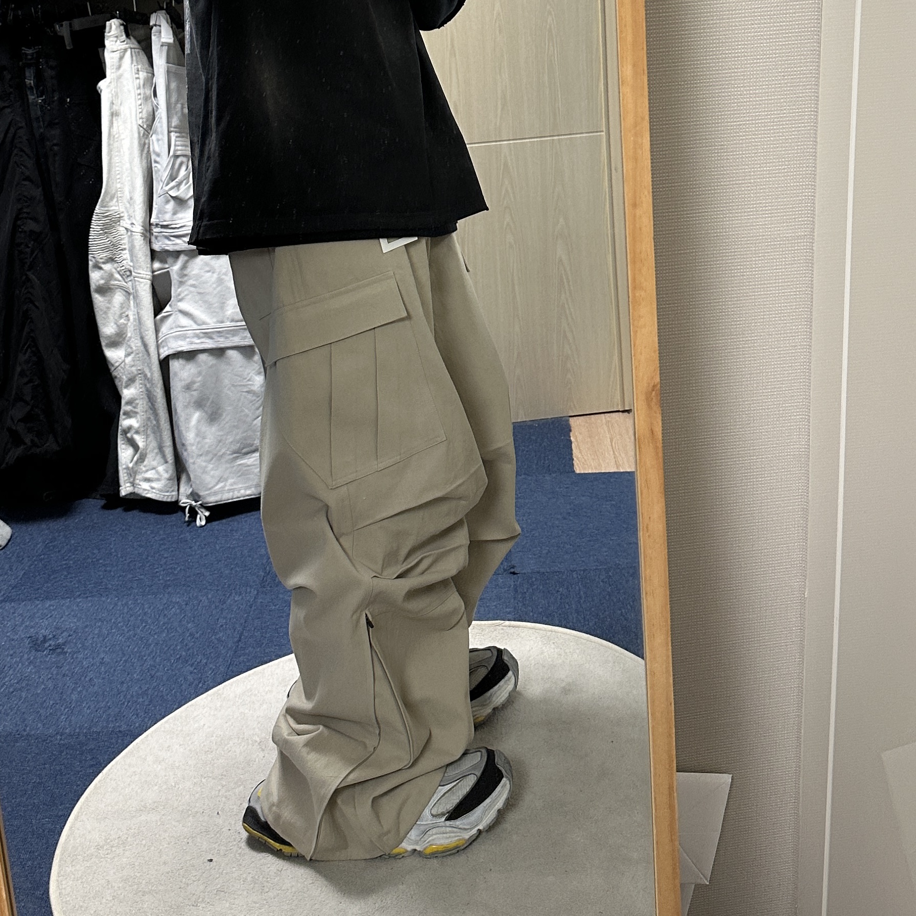 Nonnod Side Zip Cargo Pants Beige, Balenciaga Cargo Sneakers Grey Black Yellow 착용 스타일 - 2