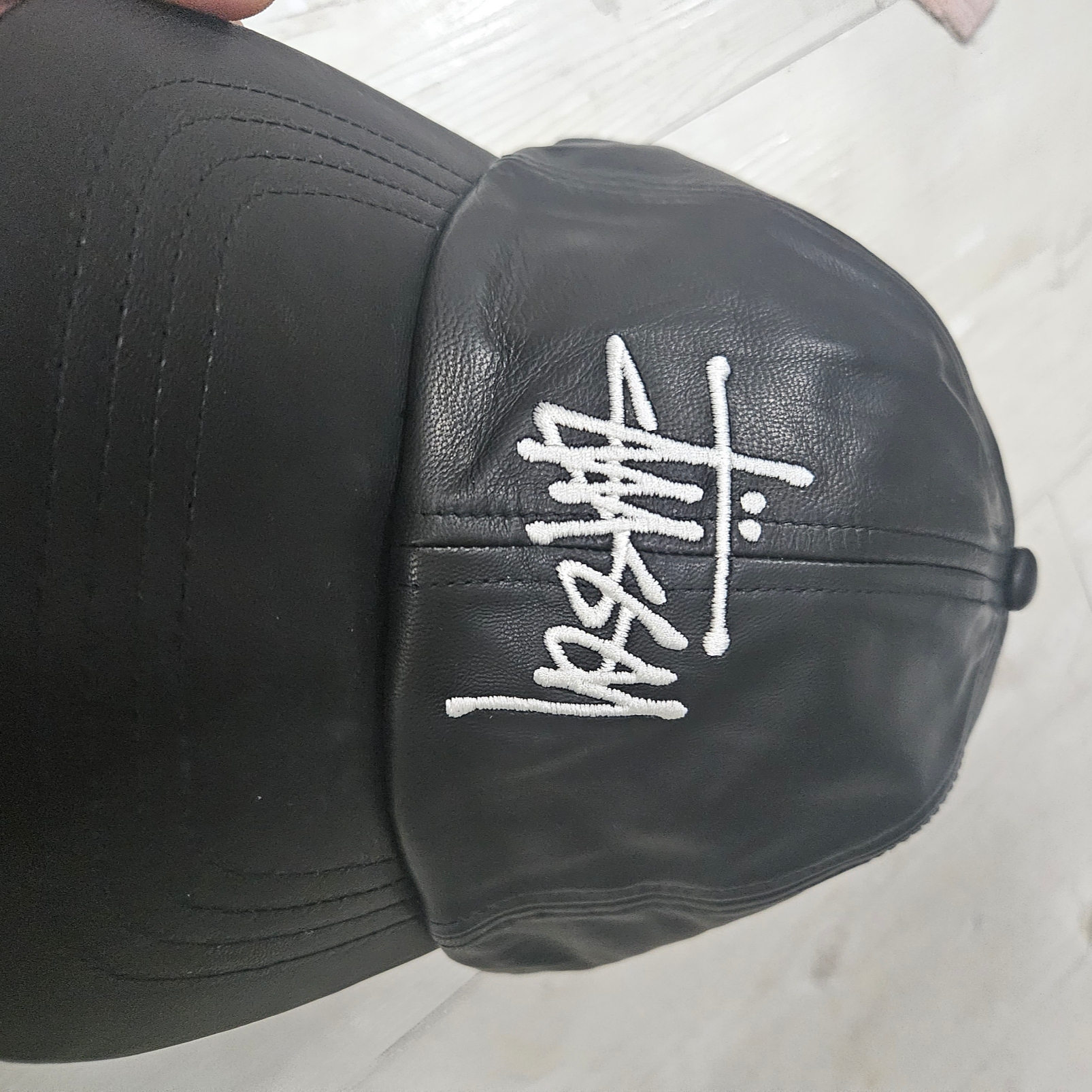 Stussy Basic Leather Strapback Cap Black 착용 스타일