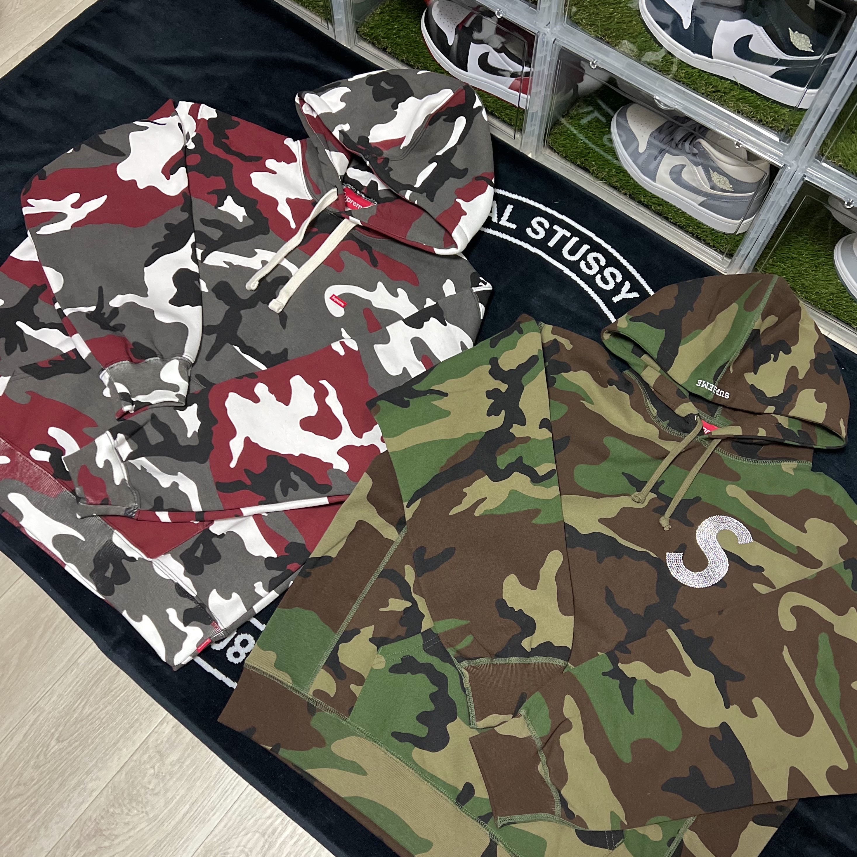 Supreme Swarovski S Logo Hooded Sweatshirt Woodland Camo - 21SS, Supreme Small Box Drawcord Hooded Sweatshirt Red Camo - 23FW 착용 스타일 - 1