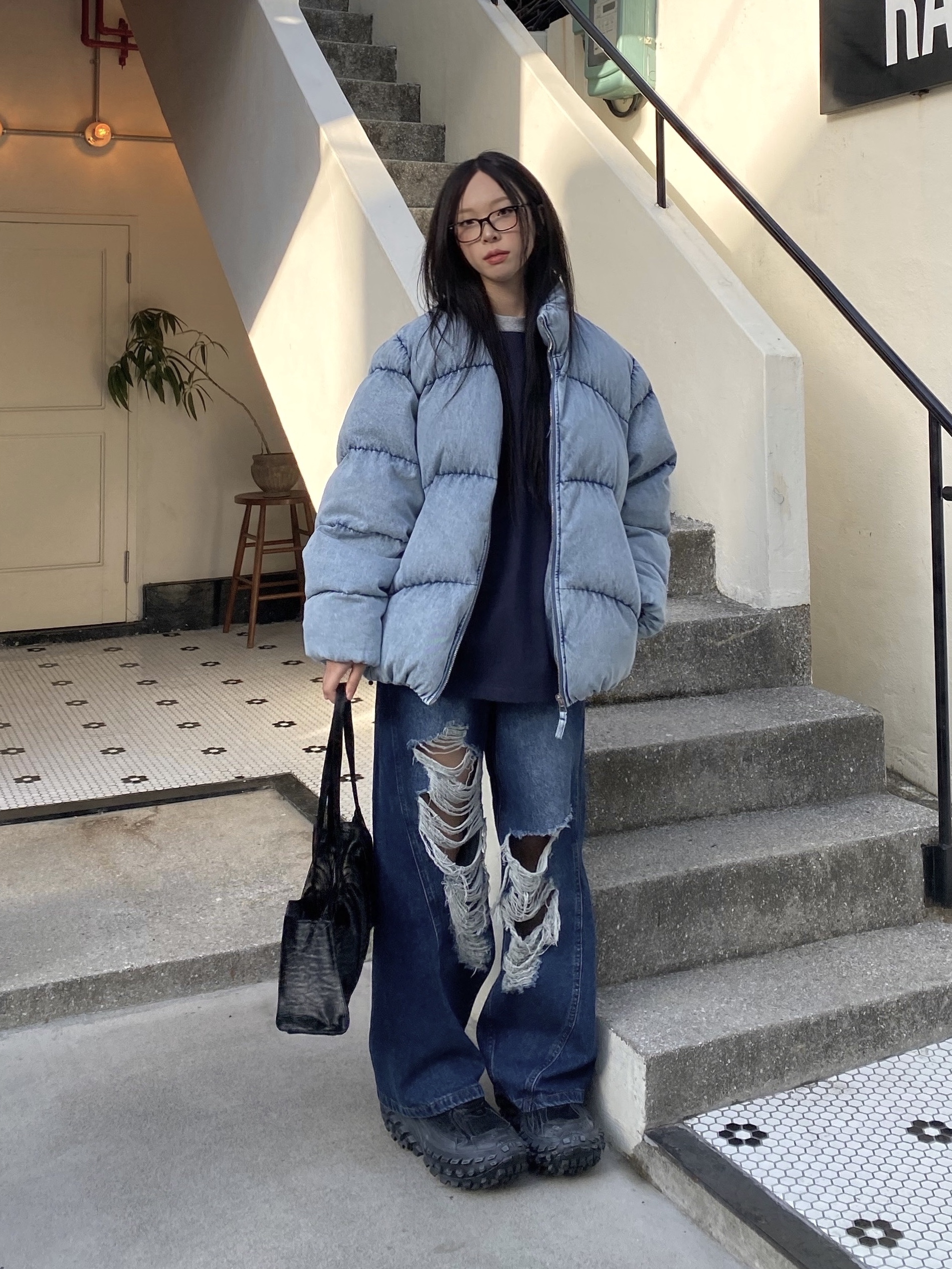 Balenciaga Defender Sneakers Black, Millo Women Curved Damage Wide Jeans Deep Blue 착용 스타일 - 4