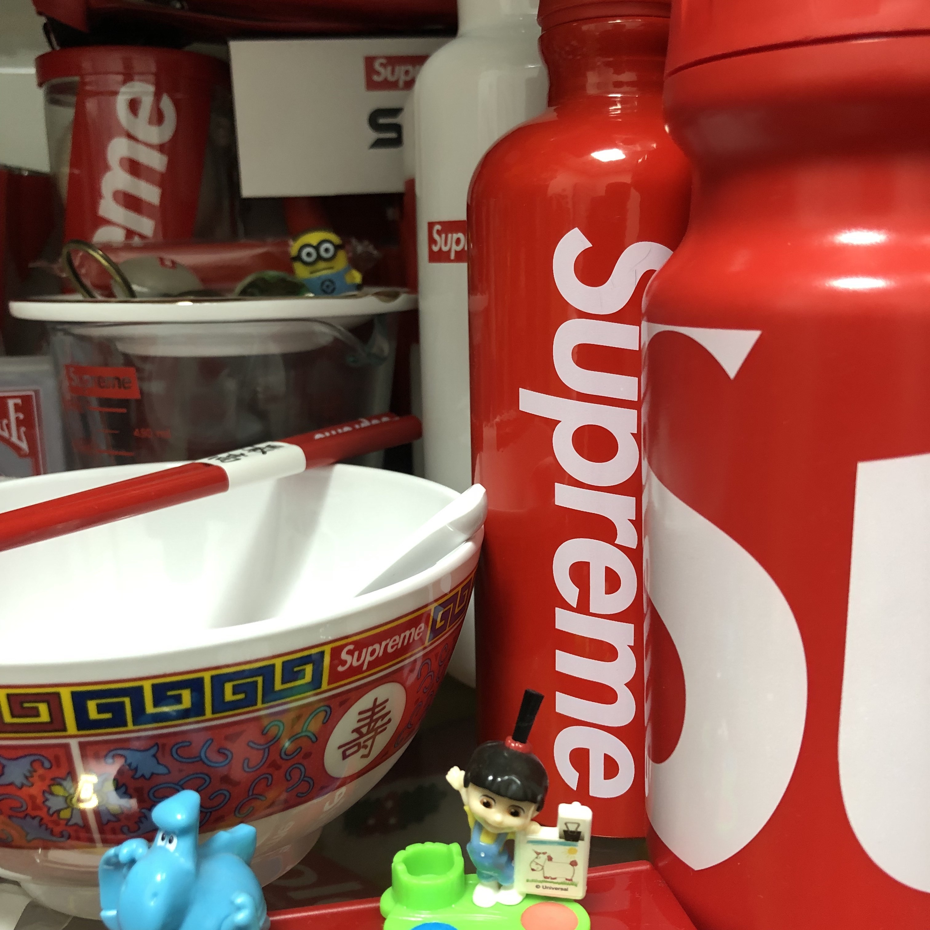 Supreme x Sigg Traveller 0.6L Water Bottle Red - 18SS 착용 스타일