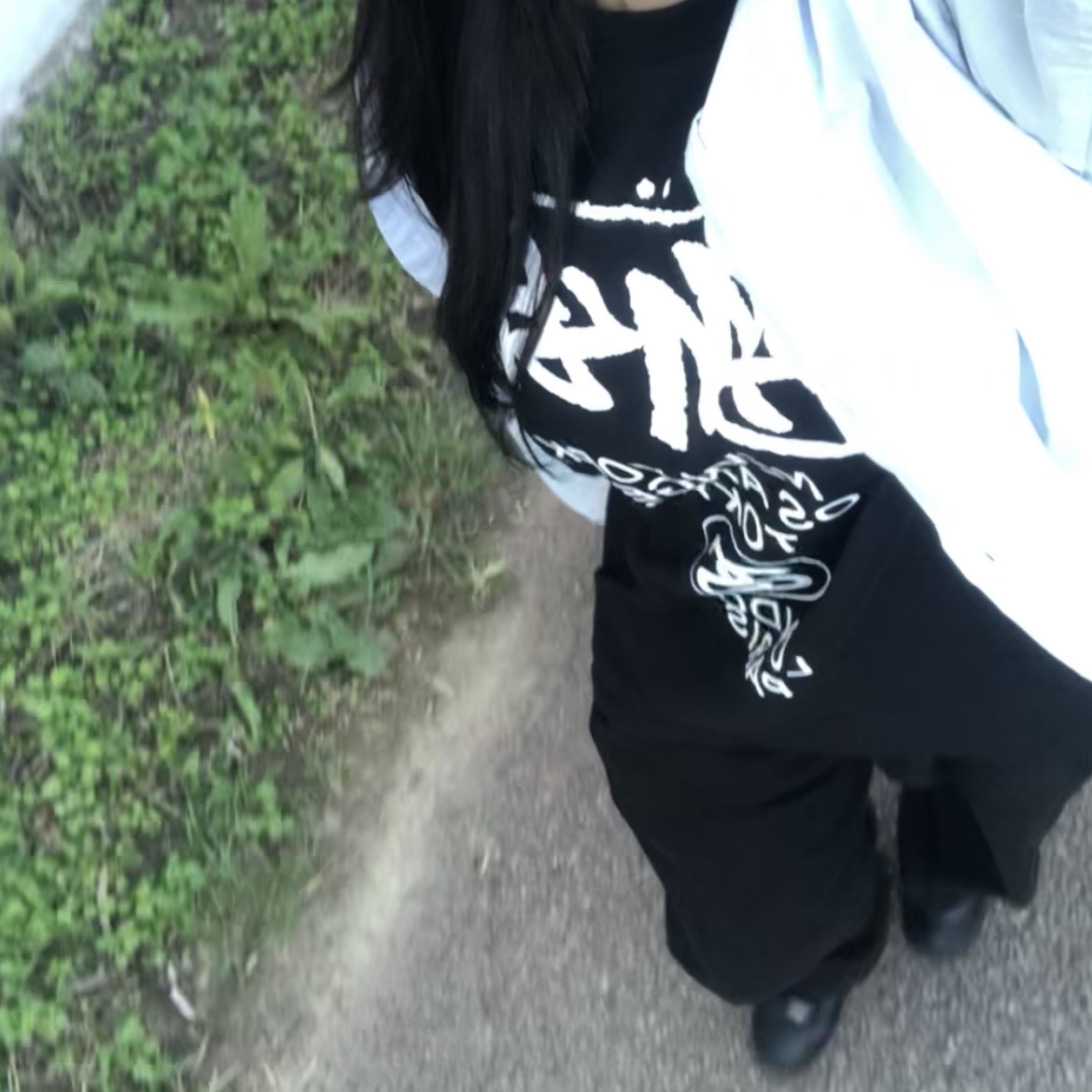 Stussy World Tour T-Shirt Black 2023, (W) Nike Air Force 1 '07 Low Triple Black 착용 스타일